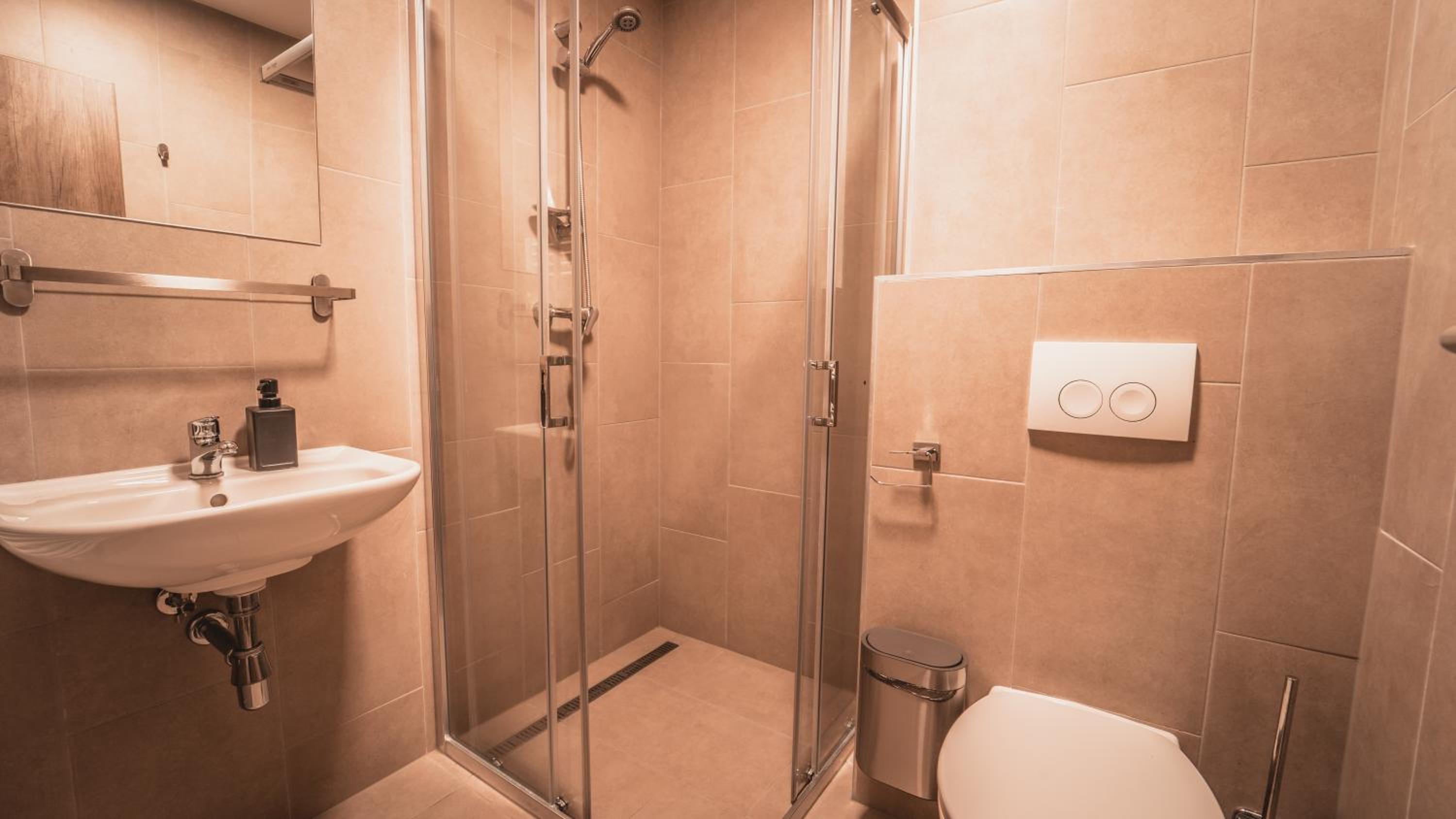 Double or Twin Room with Private Bathroom - Photo 2