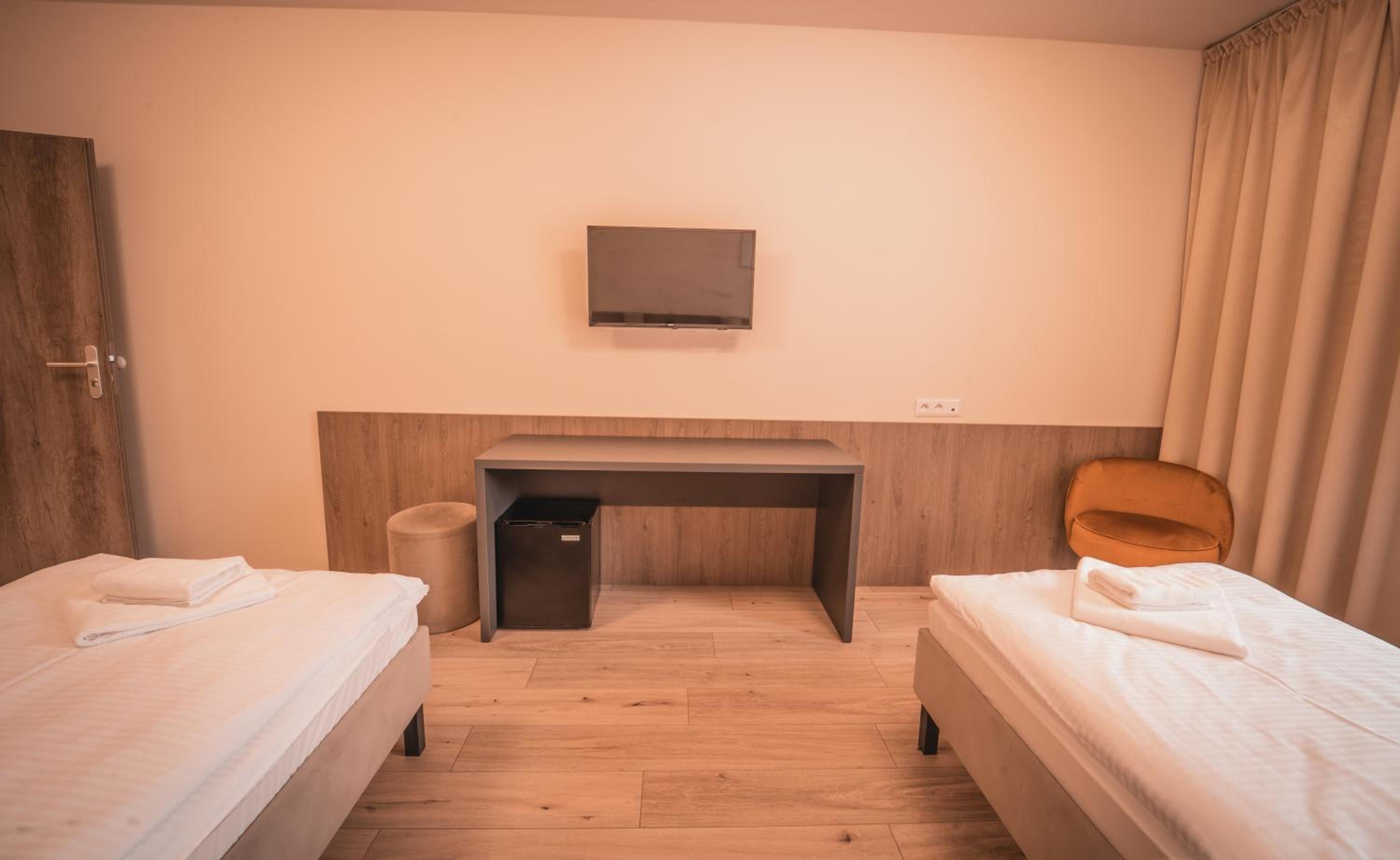 Double or Twin Room with Private Bathroom - Photo 3