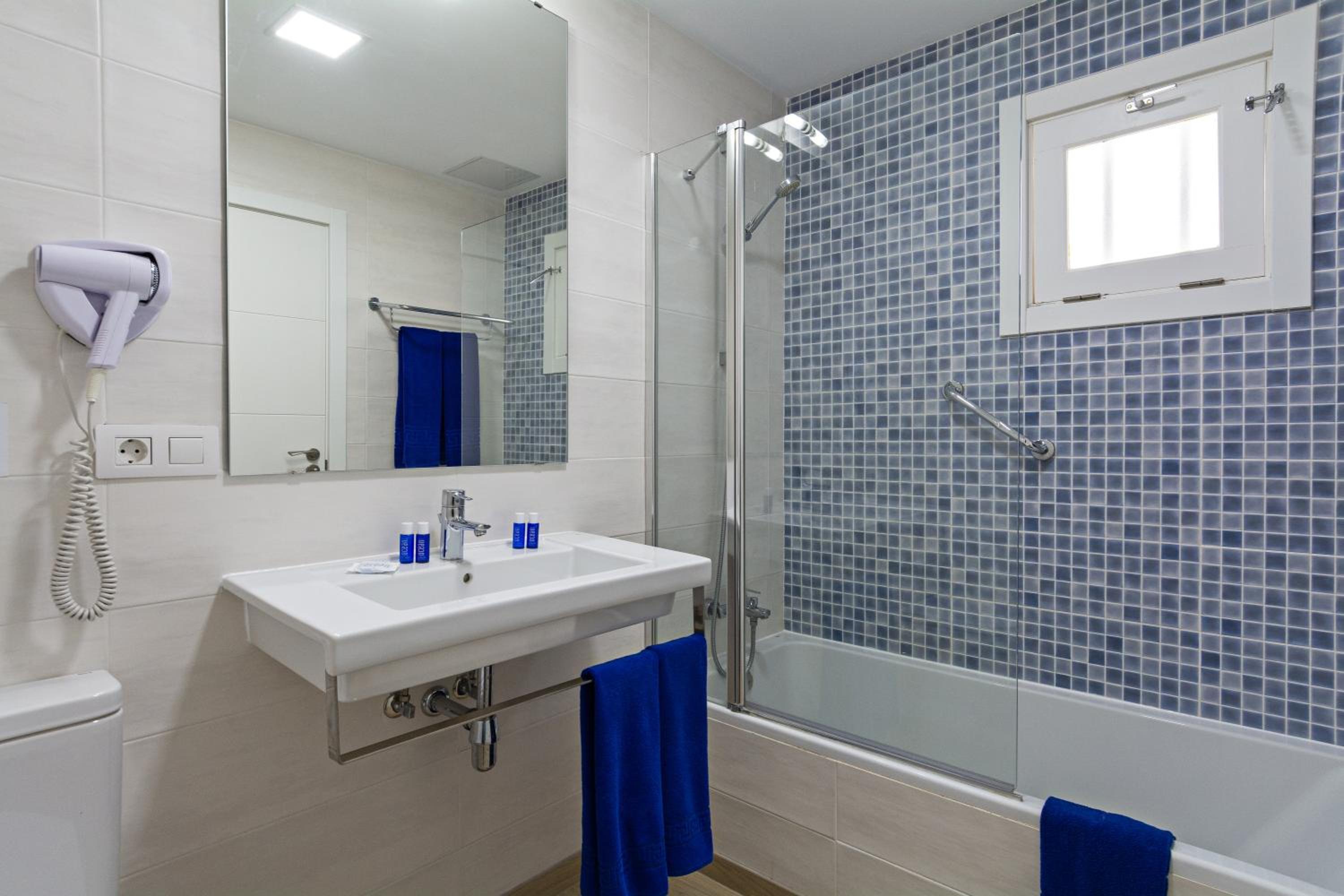 Deluxe Studio (High Floor) photo 2