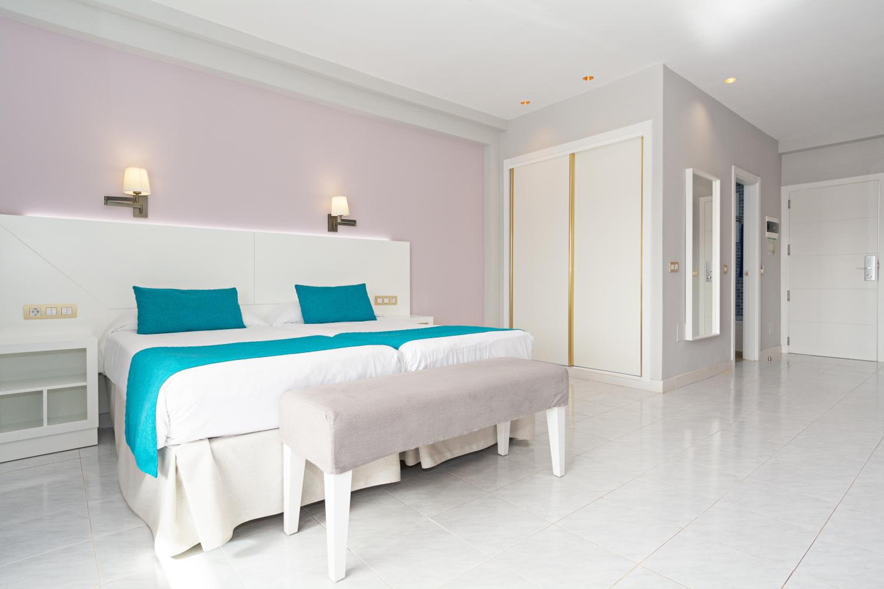 Studio Upper Floor (3 Adults)