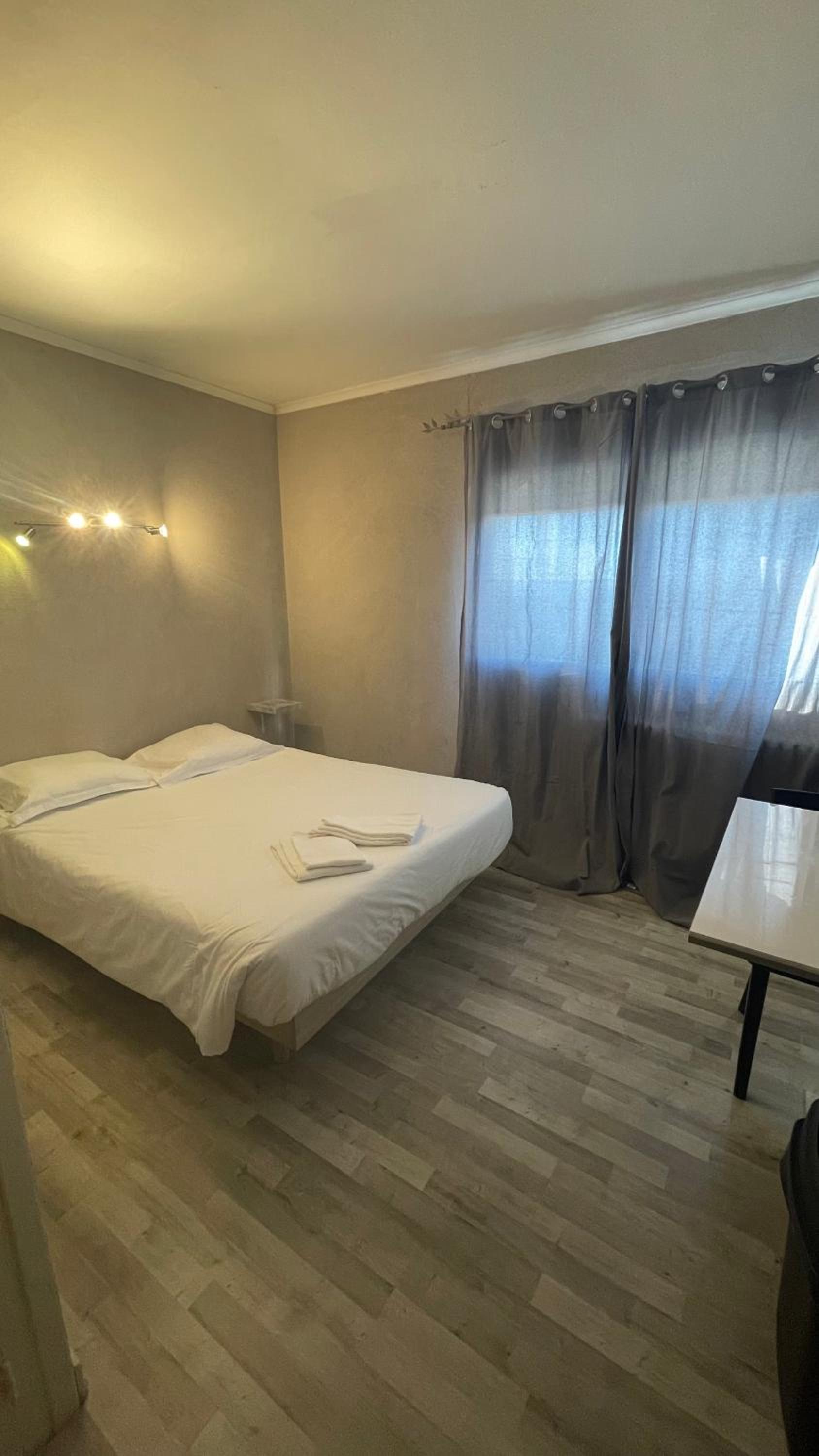 Double Or Twin Room - Photo 1