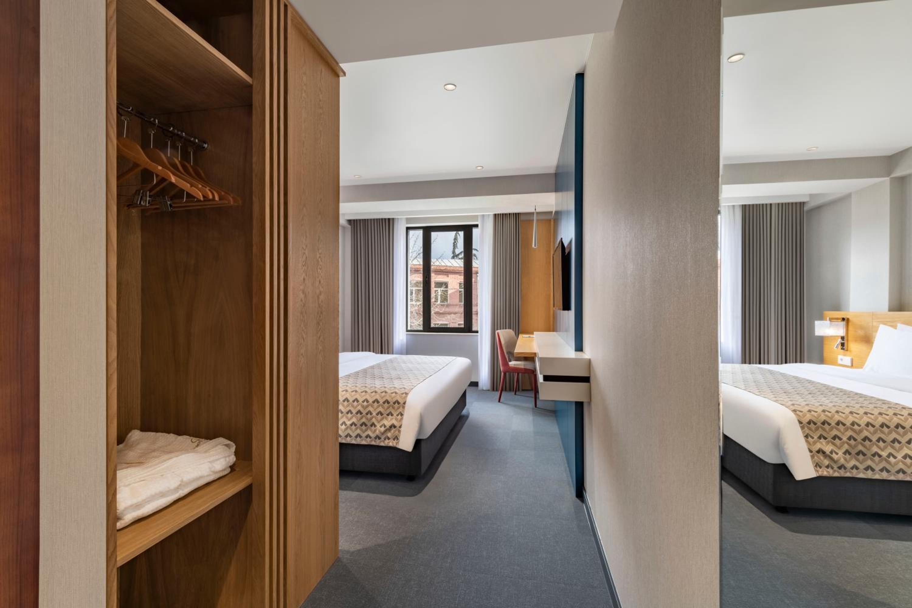 Standard Double or Twin Room - Photo 7