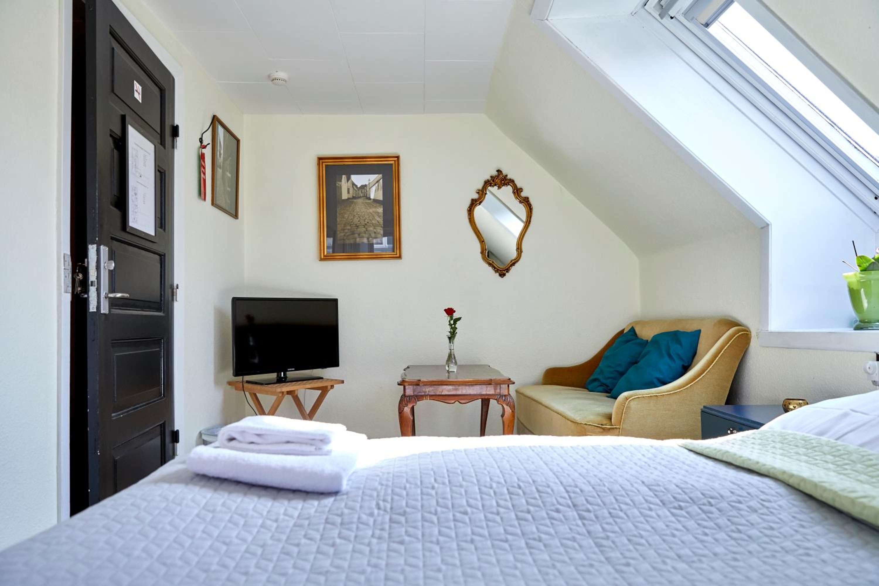 Twin Room thumbnail 5