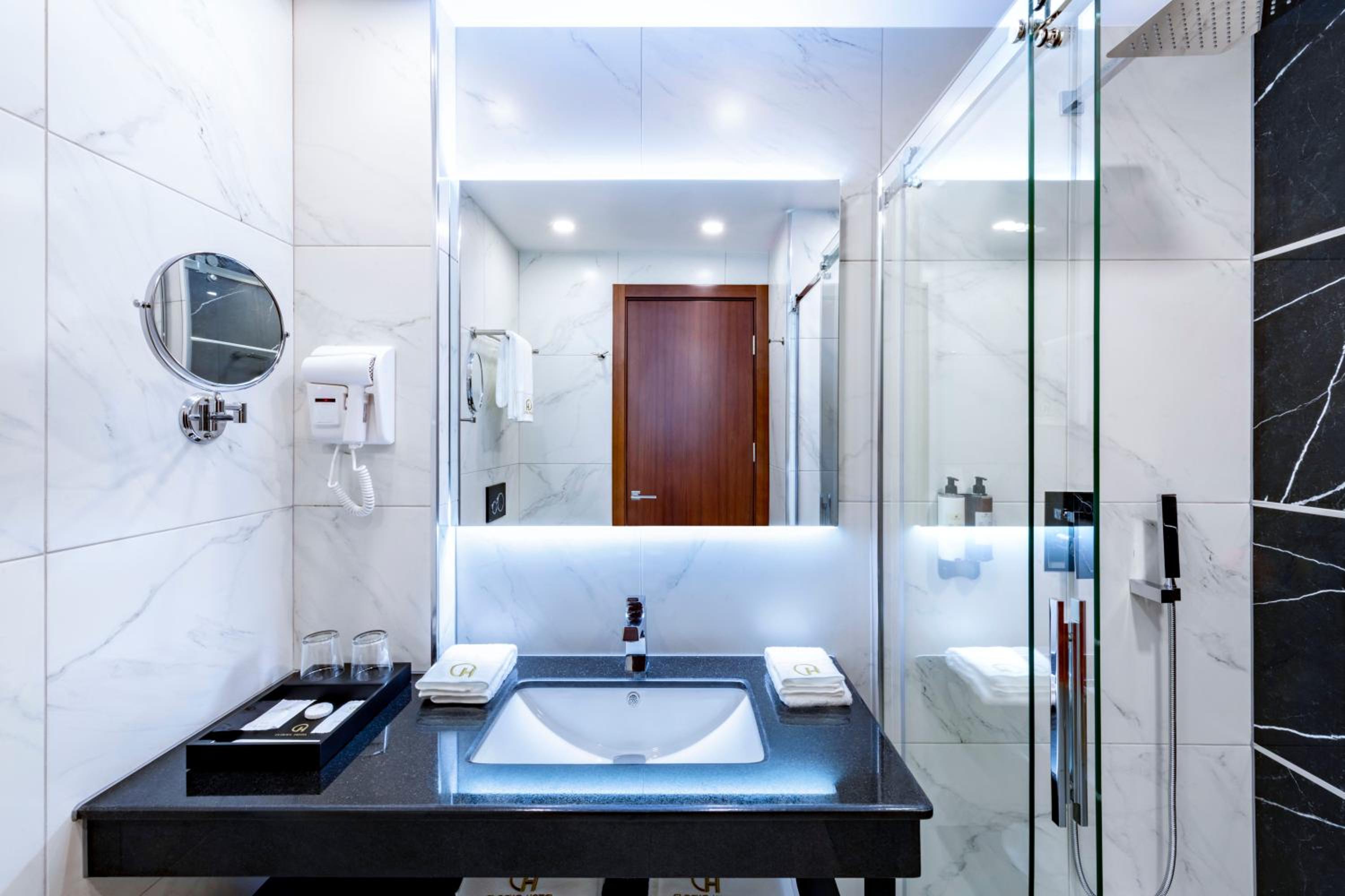 Standard Double or Twin Room - Photo 10