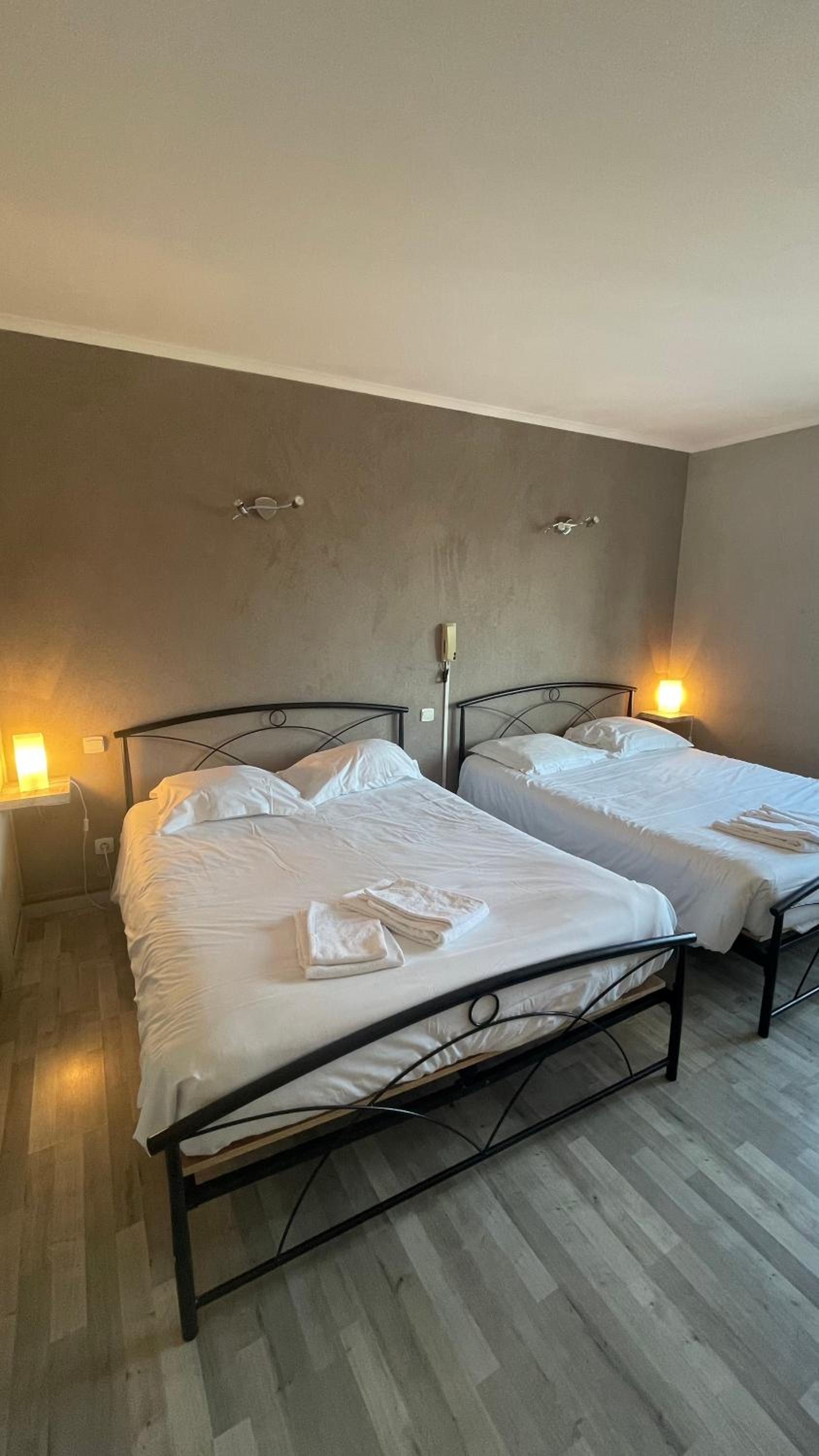 Queen Room With Two Queen Beds - Photo 1