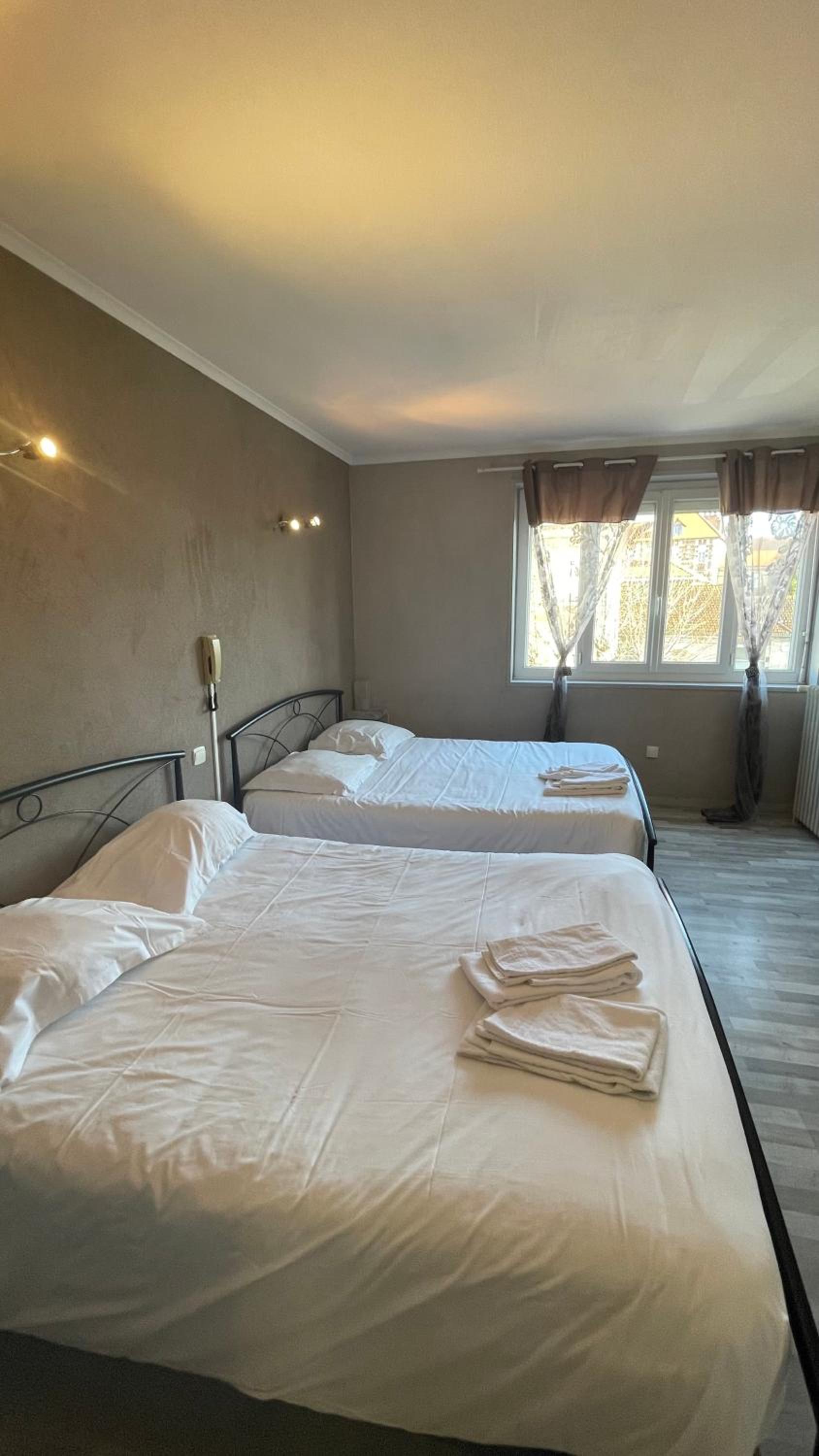 Queen Room With Two Queen Beds - Photo 6