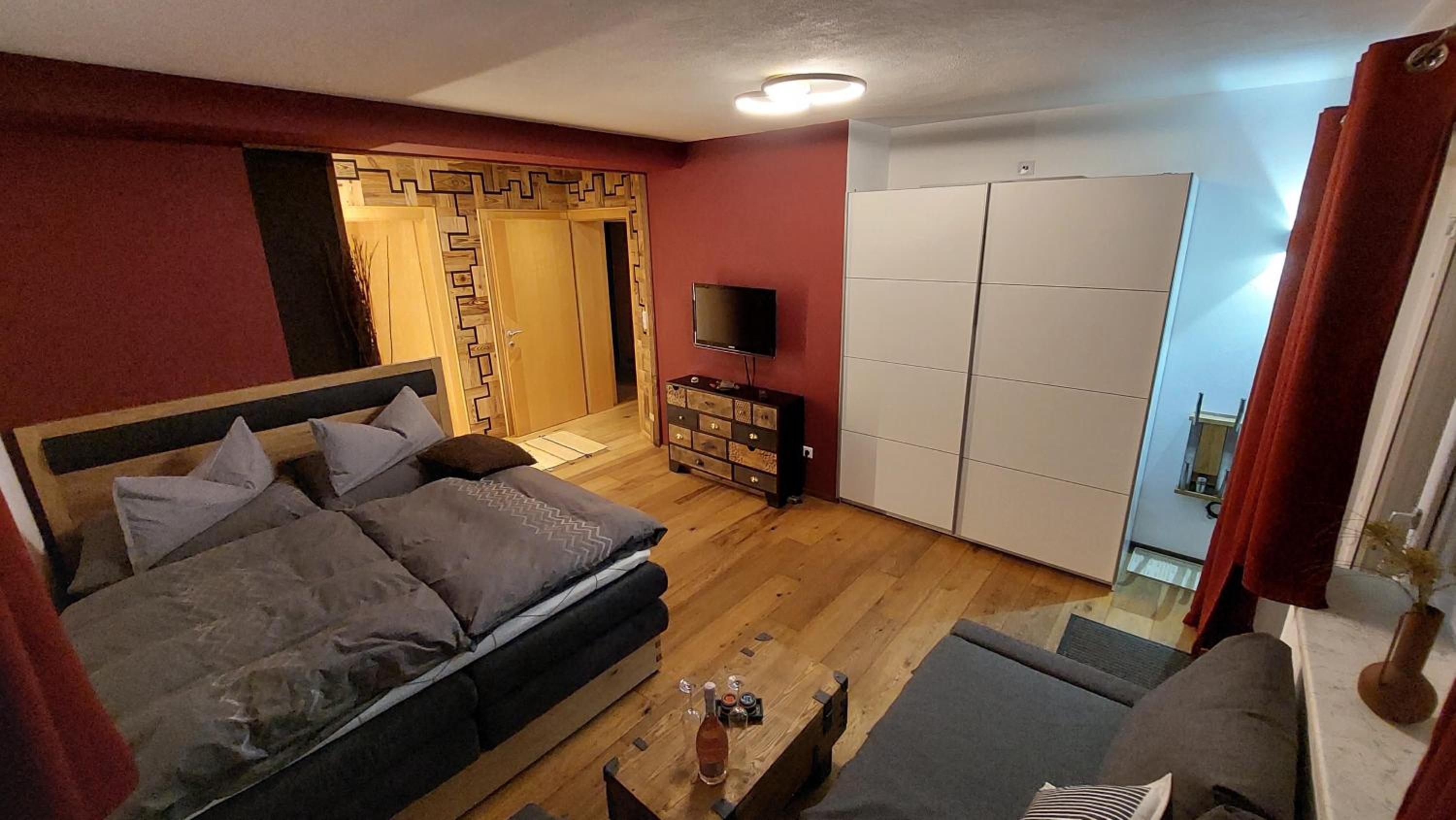 One-Bedroom Apartment with Shower photo 3