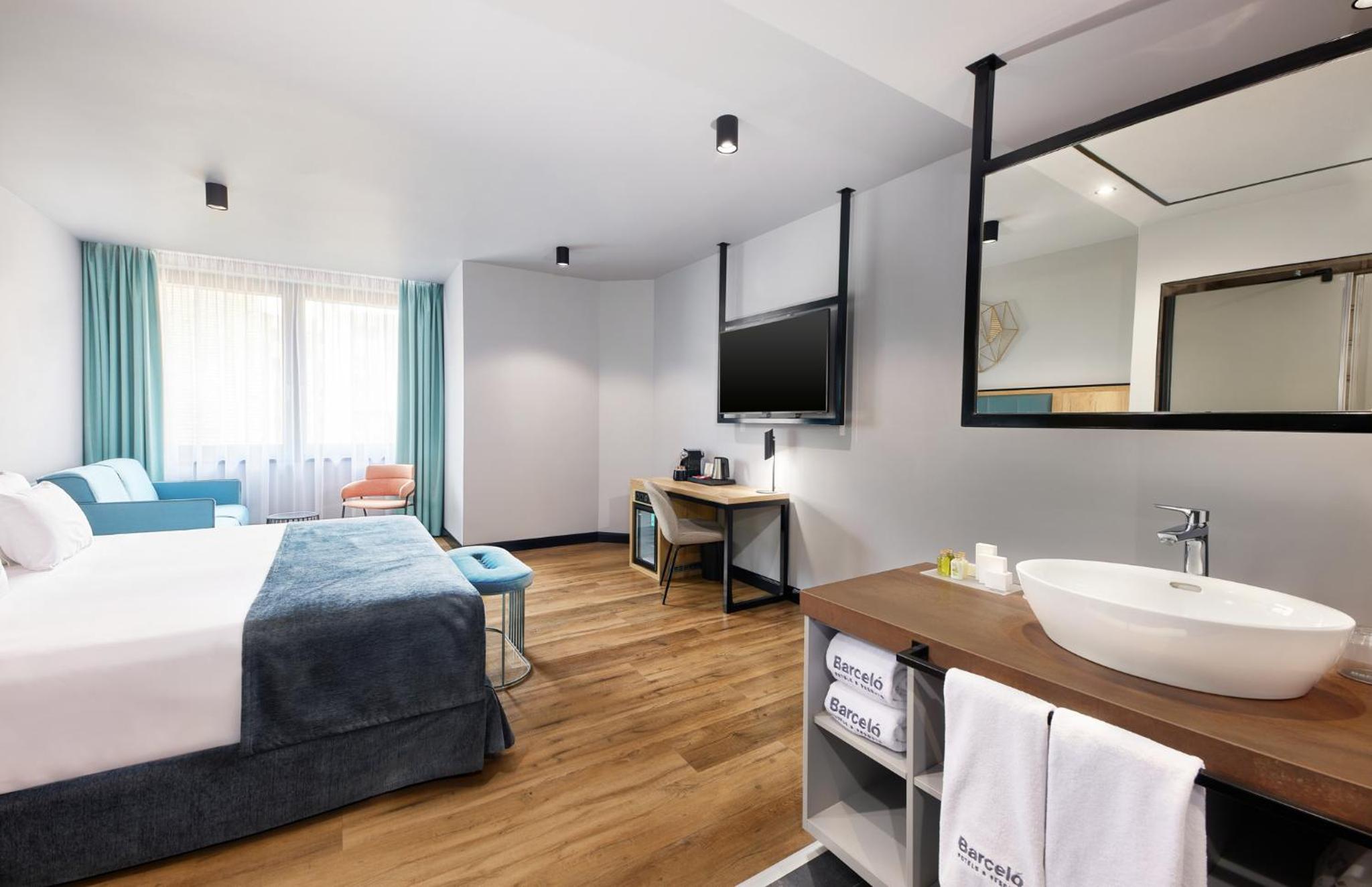 Deluxe Premium Double Or Twin (2 Adults + 1 Child)