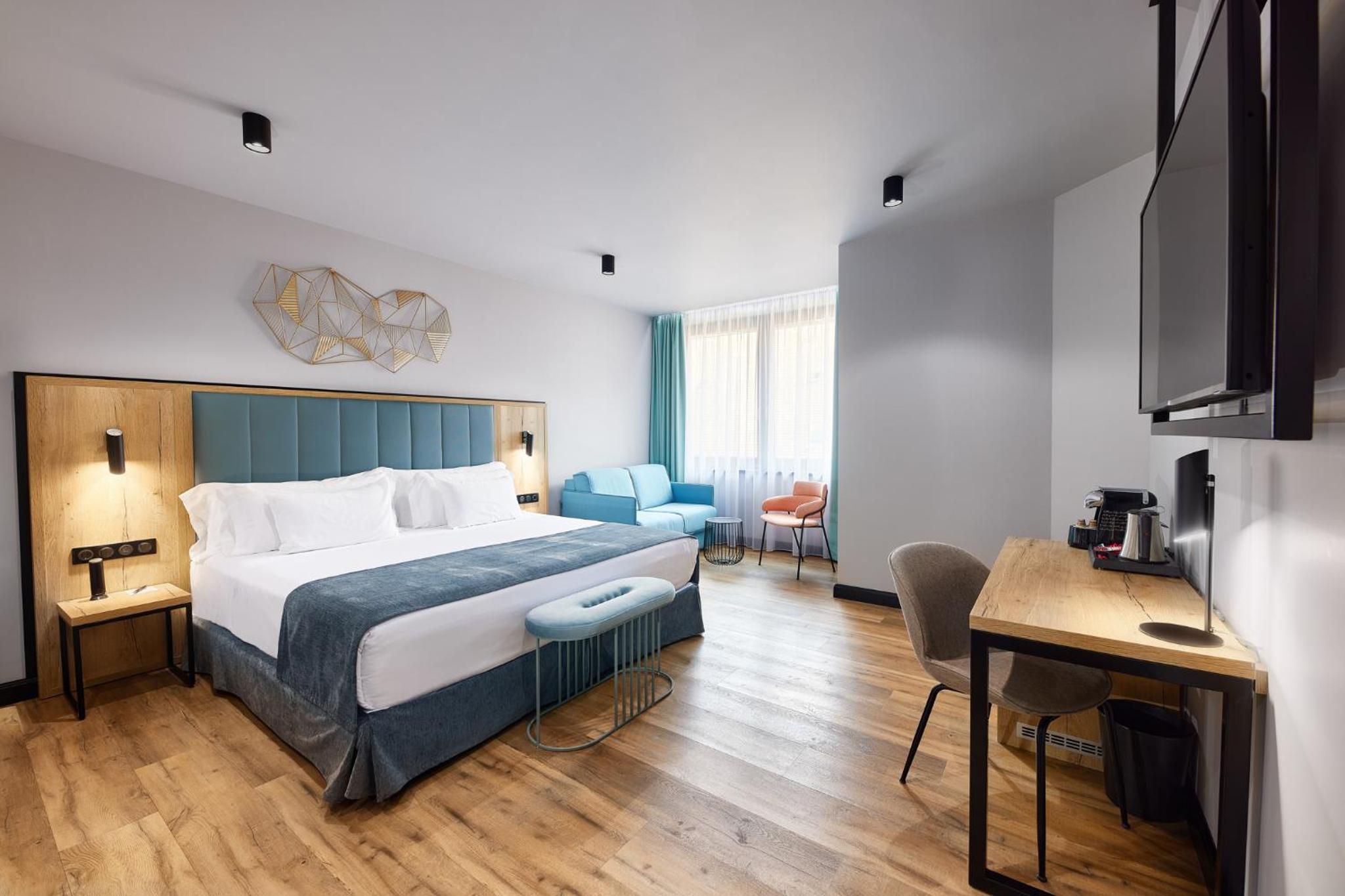 Deluxe Premium Double Or Twin (2 Adults + 1 Child)