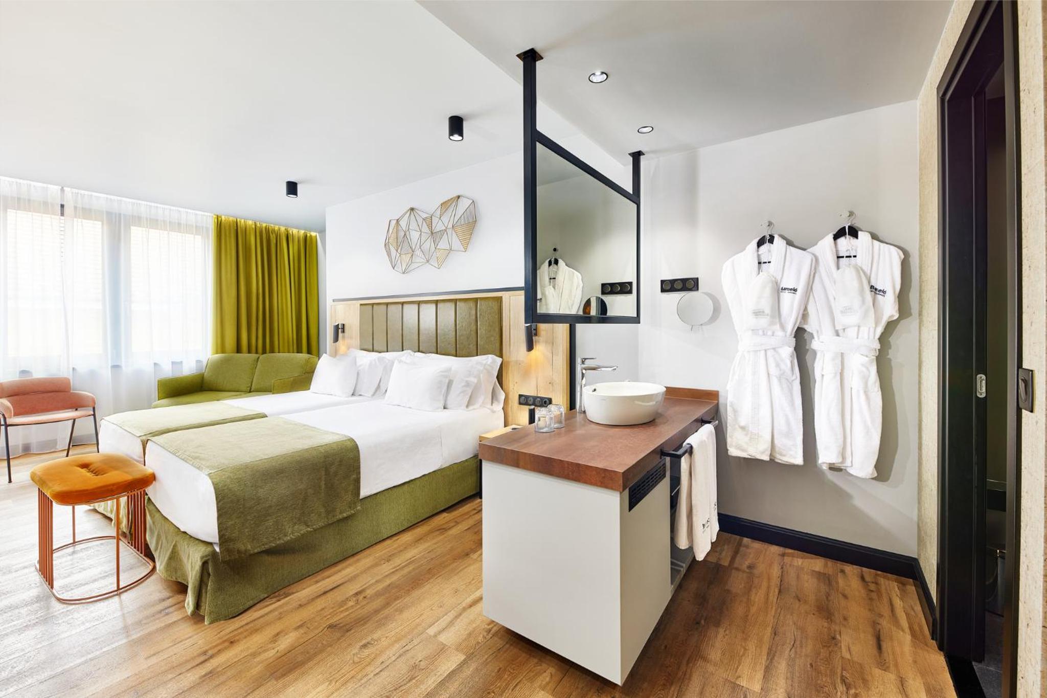 Deluxe Premium Double Or Twin (2 Adults + 1 Child)