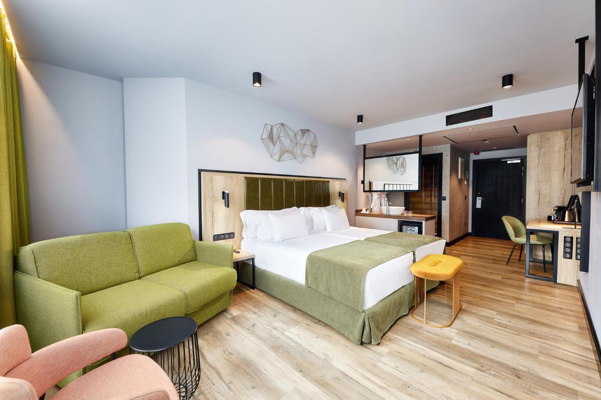 Deluxe Premium Double Or Twin (2 Adults + 1 Child)