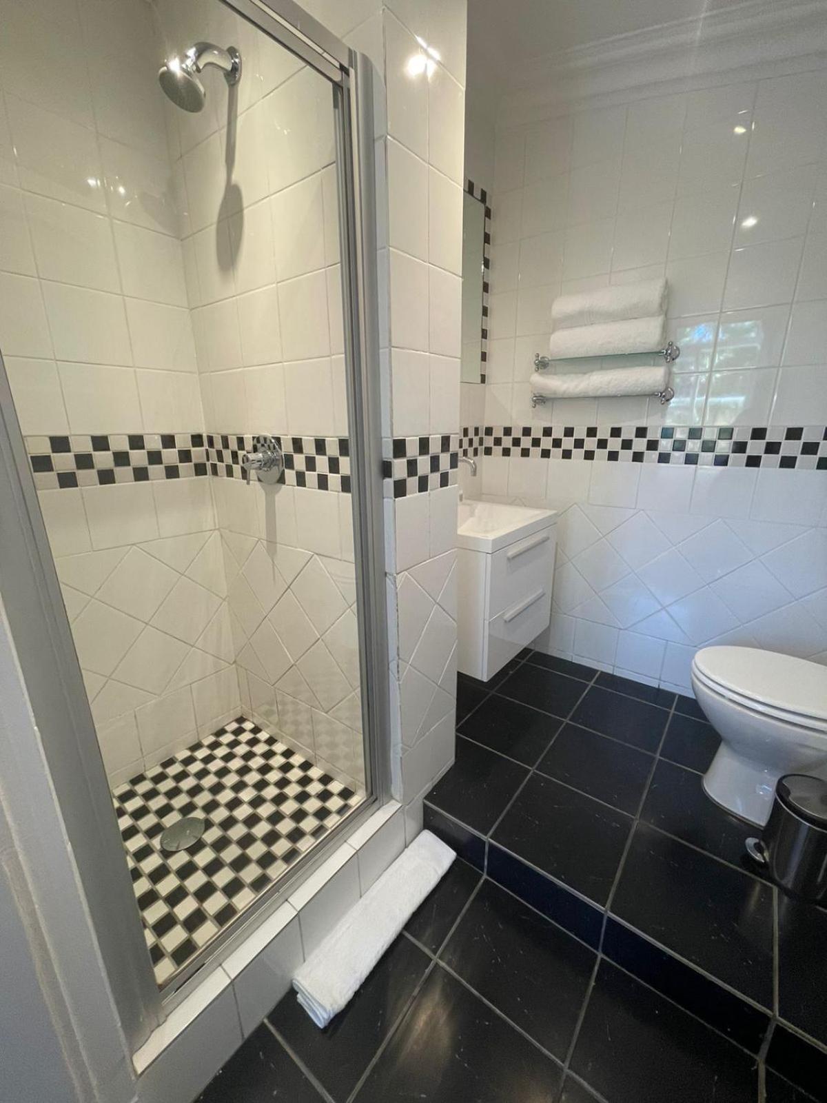Standard Double or Twin Room photo 3