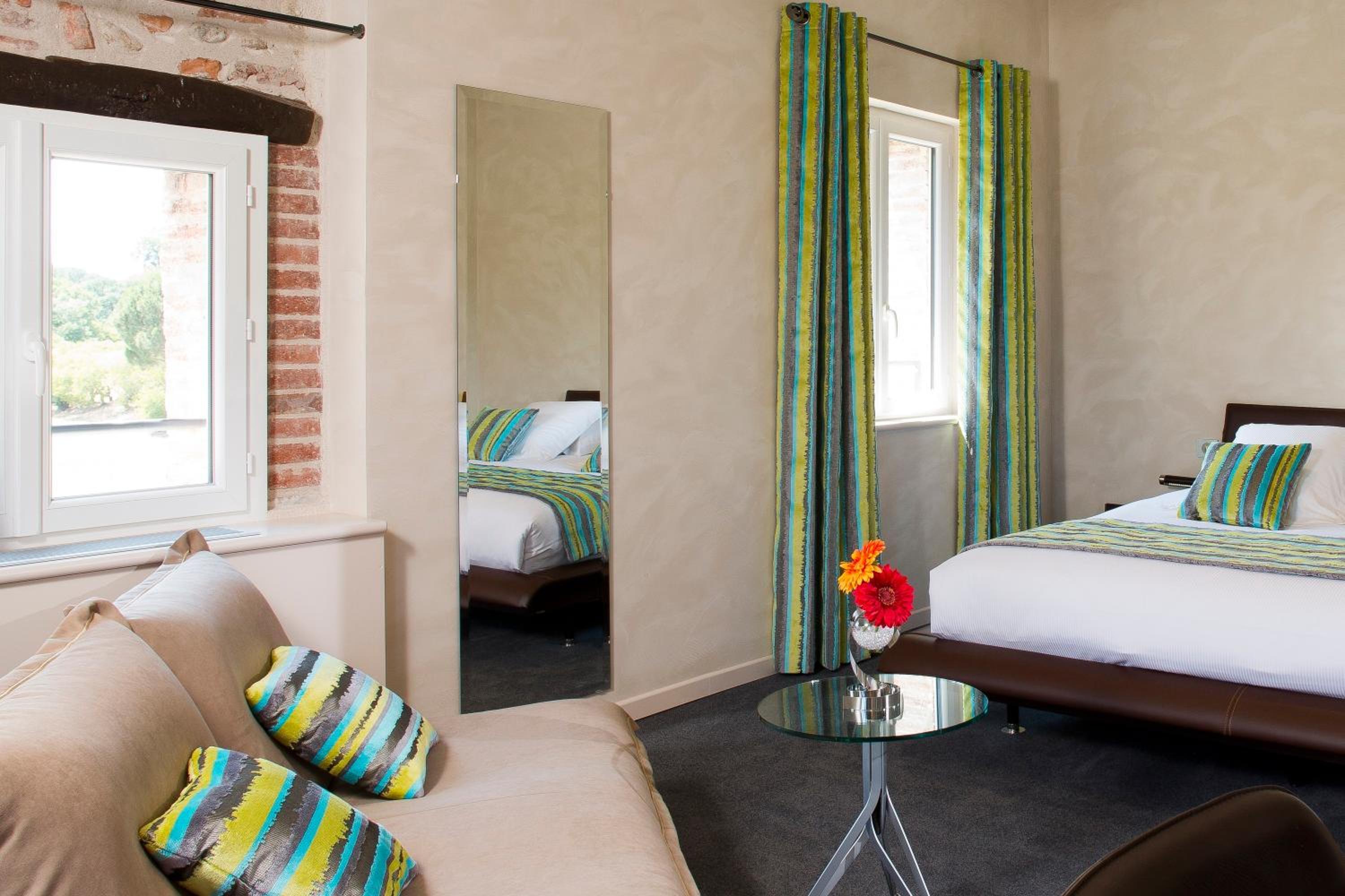 Comfort Room with Pool View - Photo 9