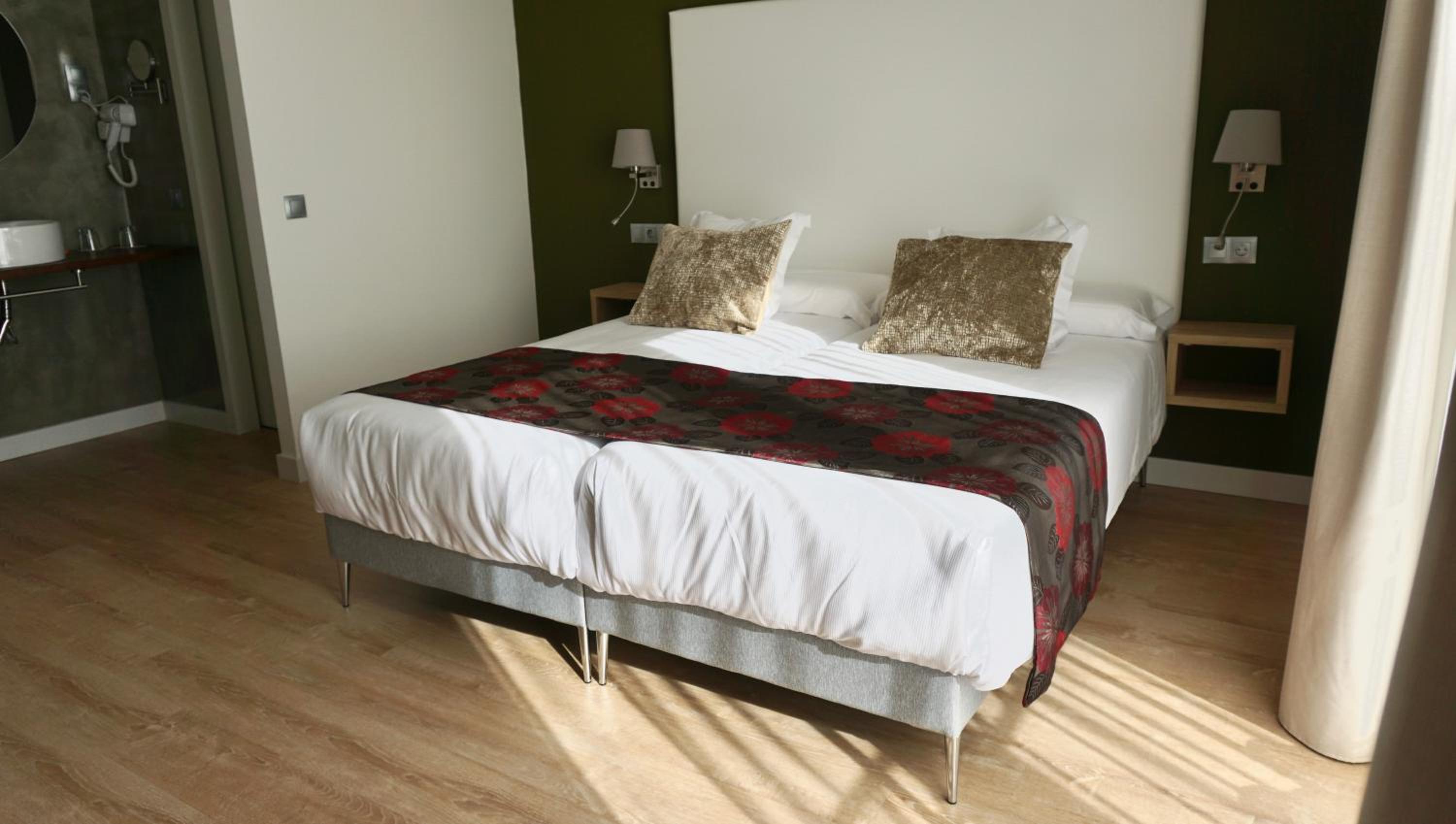Deluxe Room - Photo 6