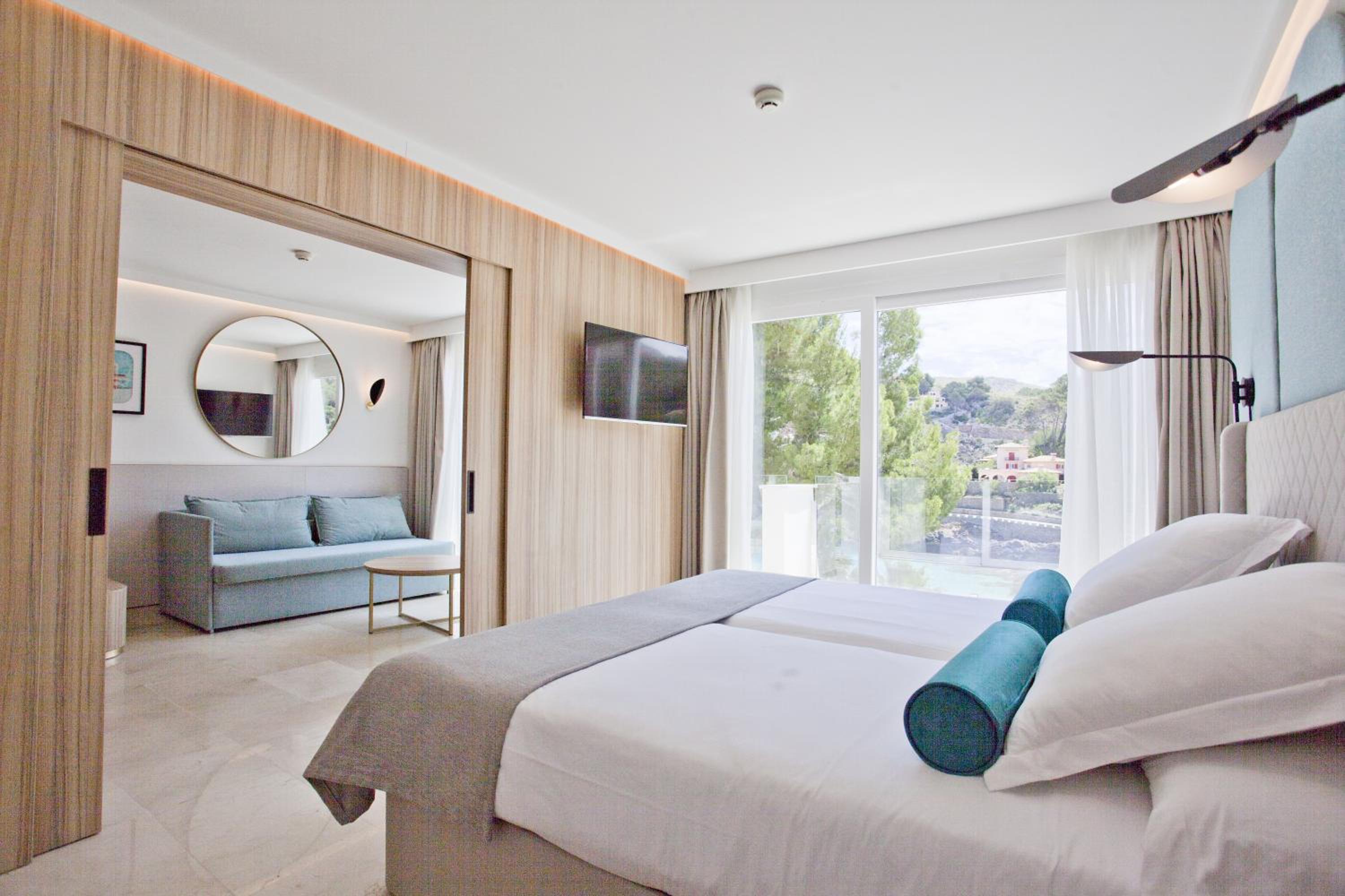 Suite with Sea View (2 Adults + 1 Child) - Photo 1