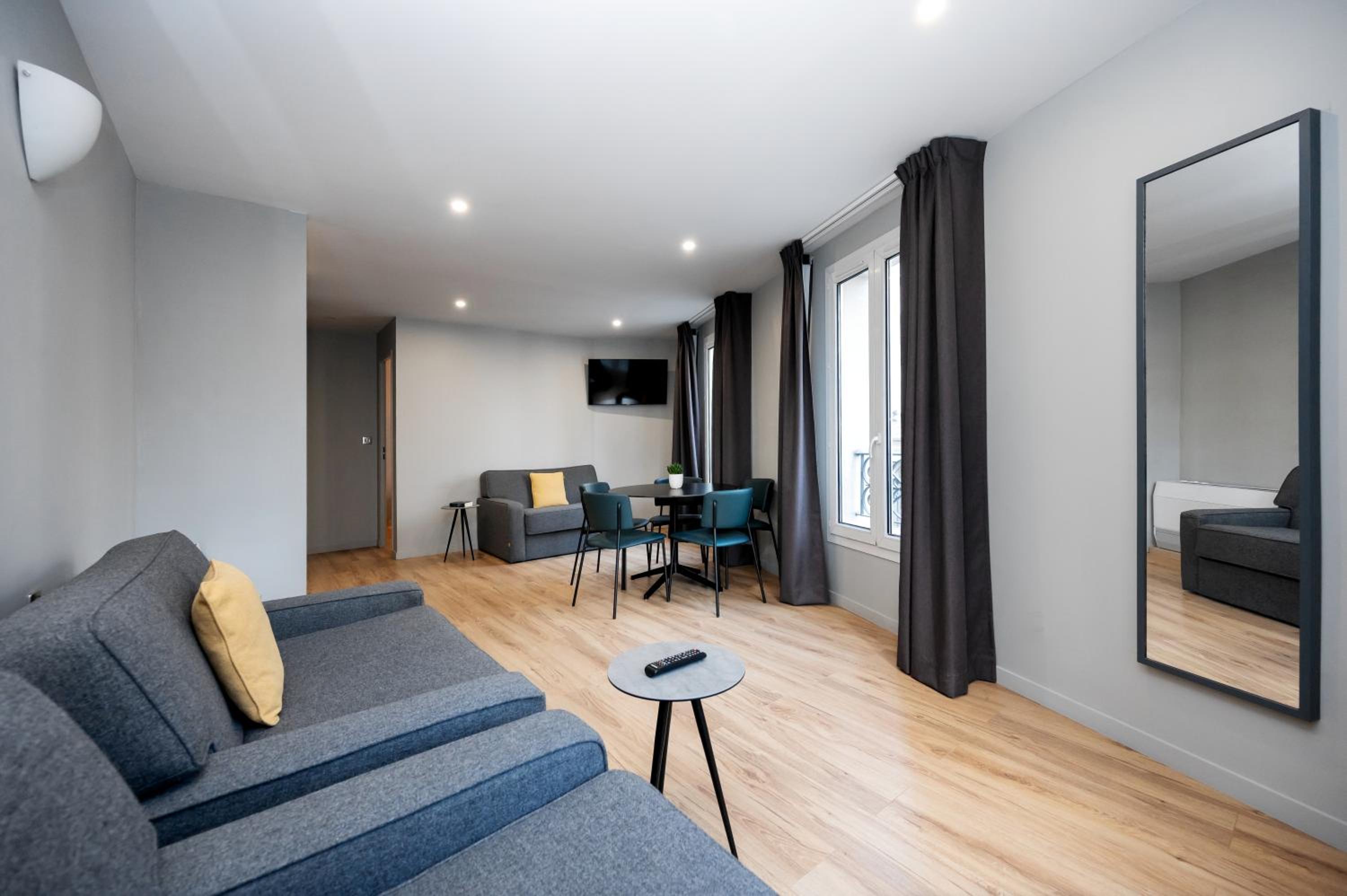 One-Bedroom Apartment (5 Adults) photo 2