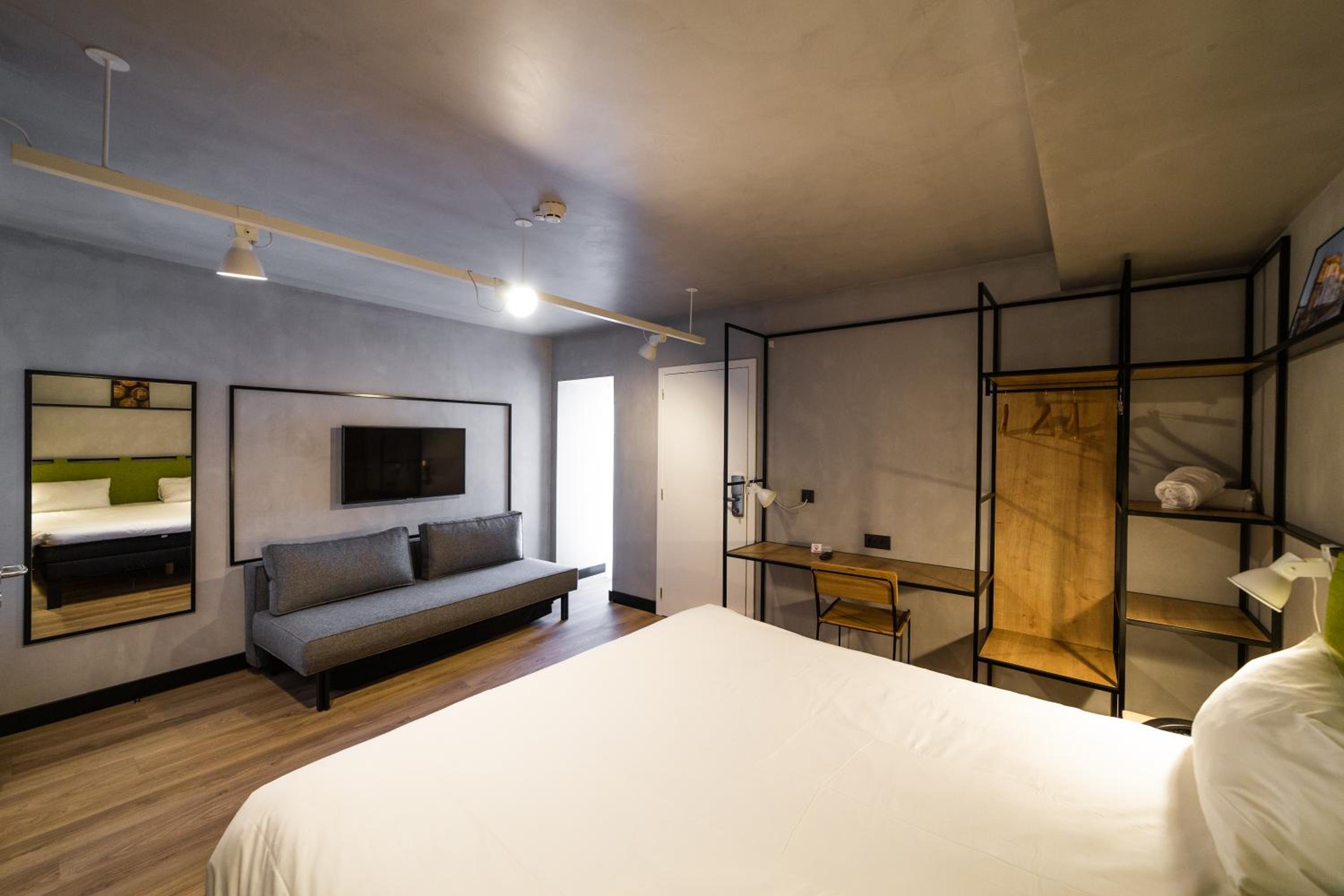 Family Room with double bed and sofa bed - Photo 9