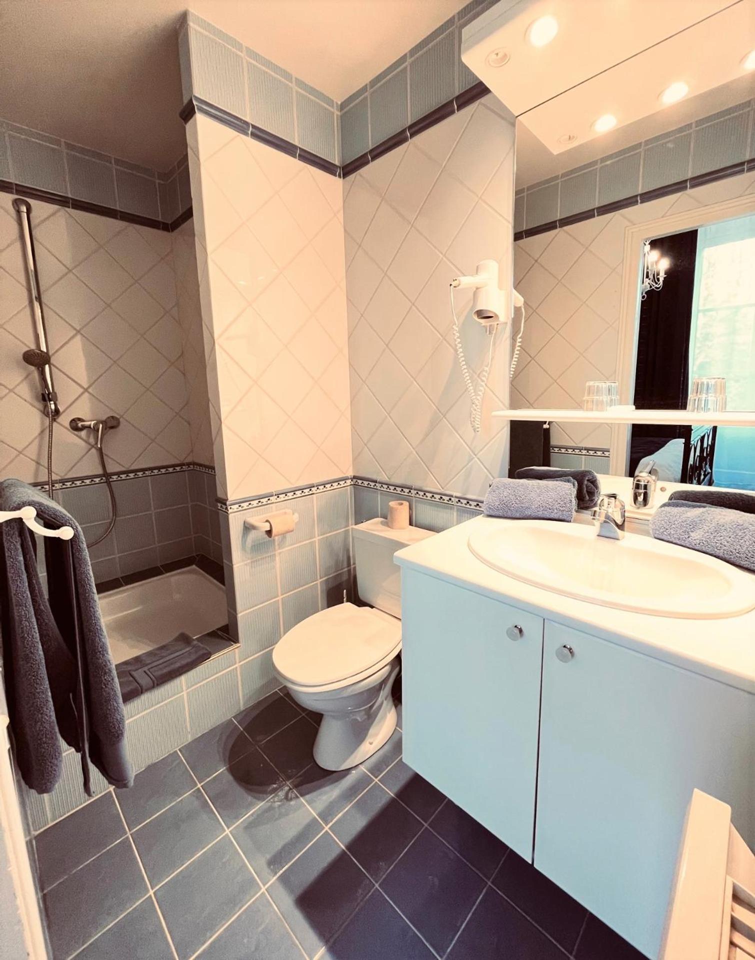Double Room with Shower photo 2