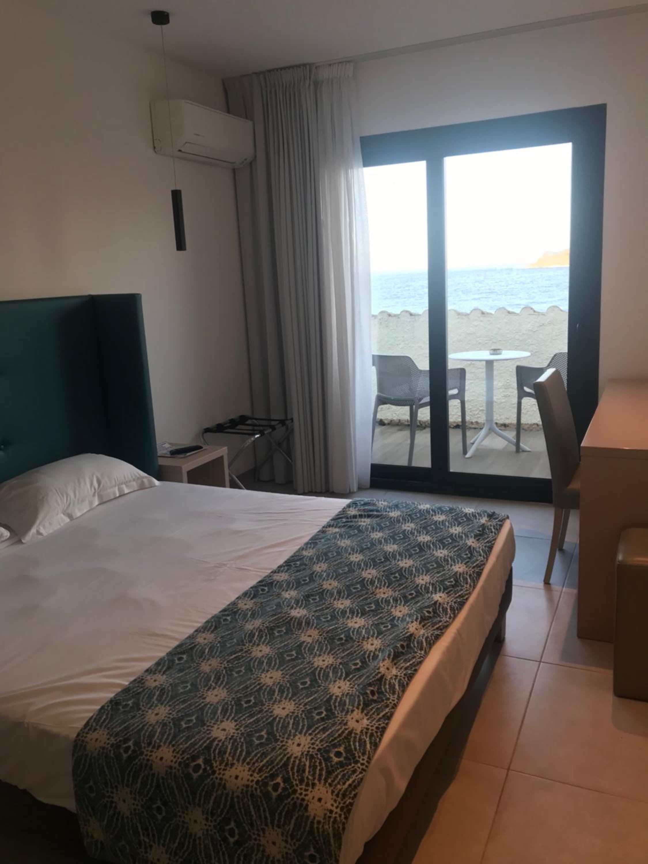 Double Room with Sea View - Photo 14