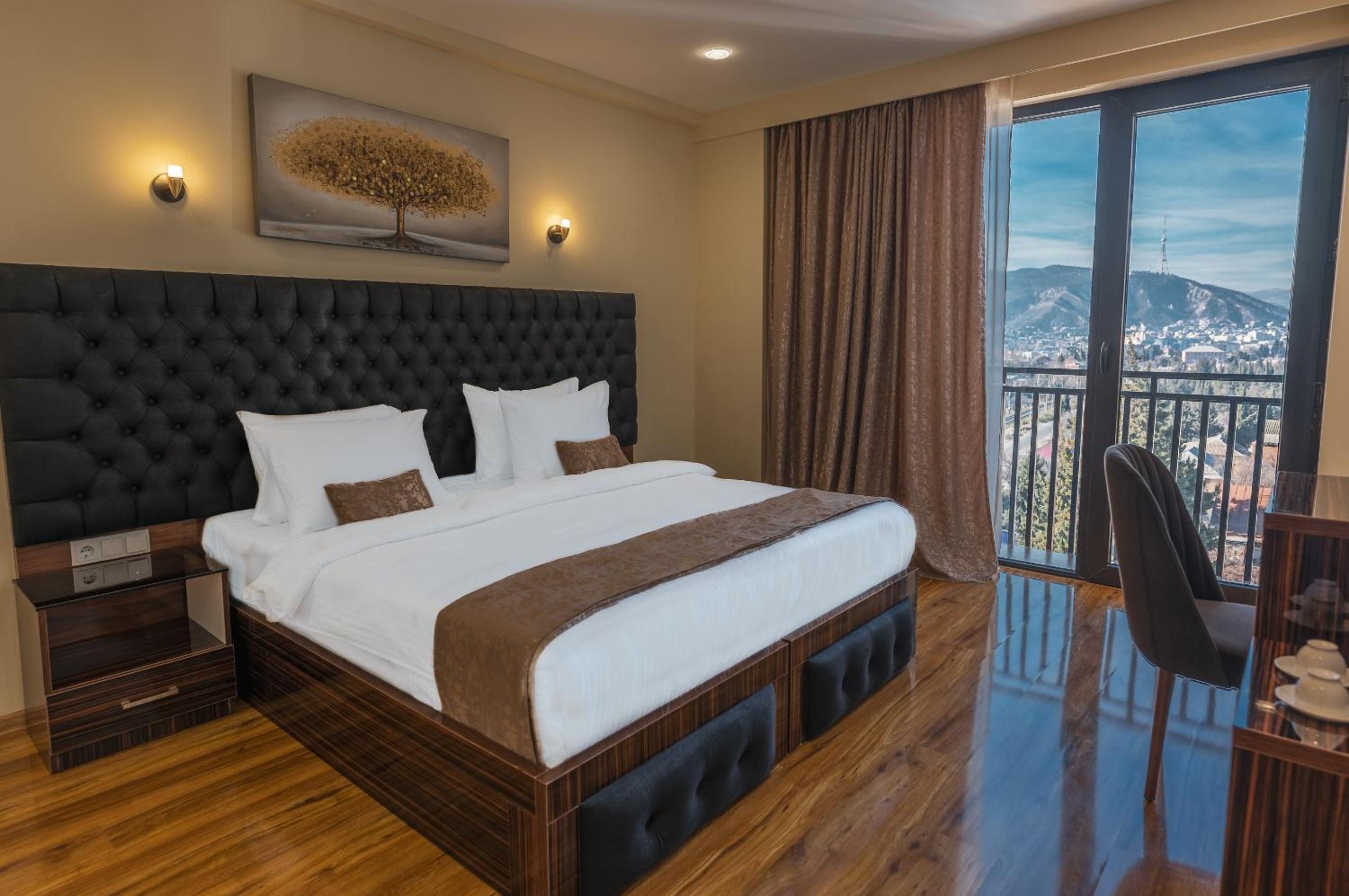 Deluxe Double or Twin Room with City View - Photo 6