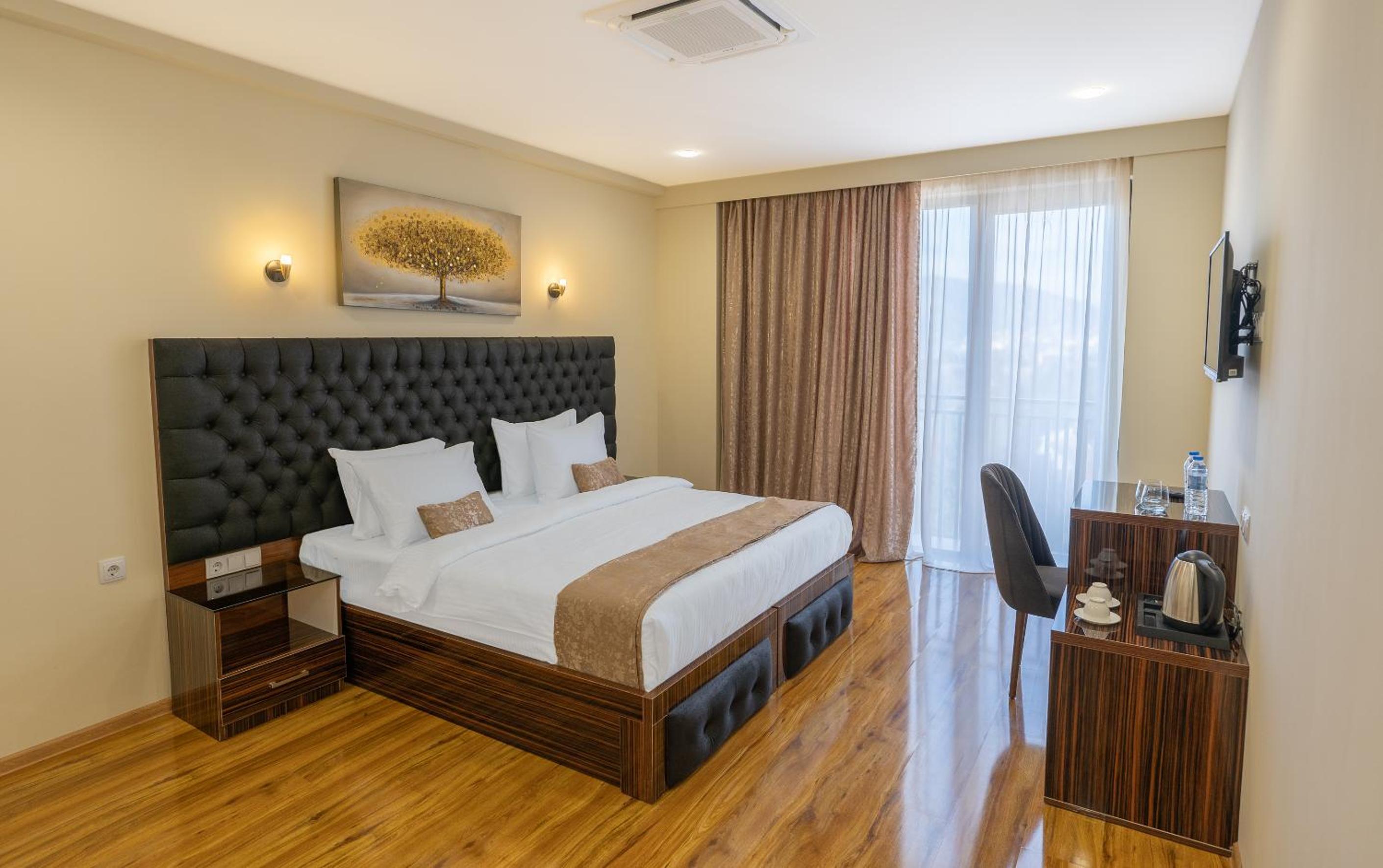 Deluxe Double or Twin Room with City View - Photo 5