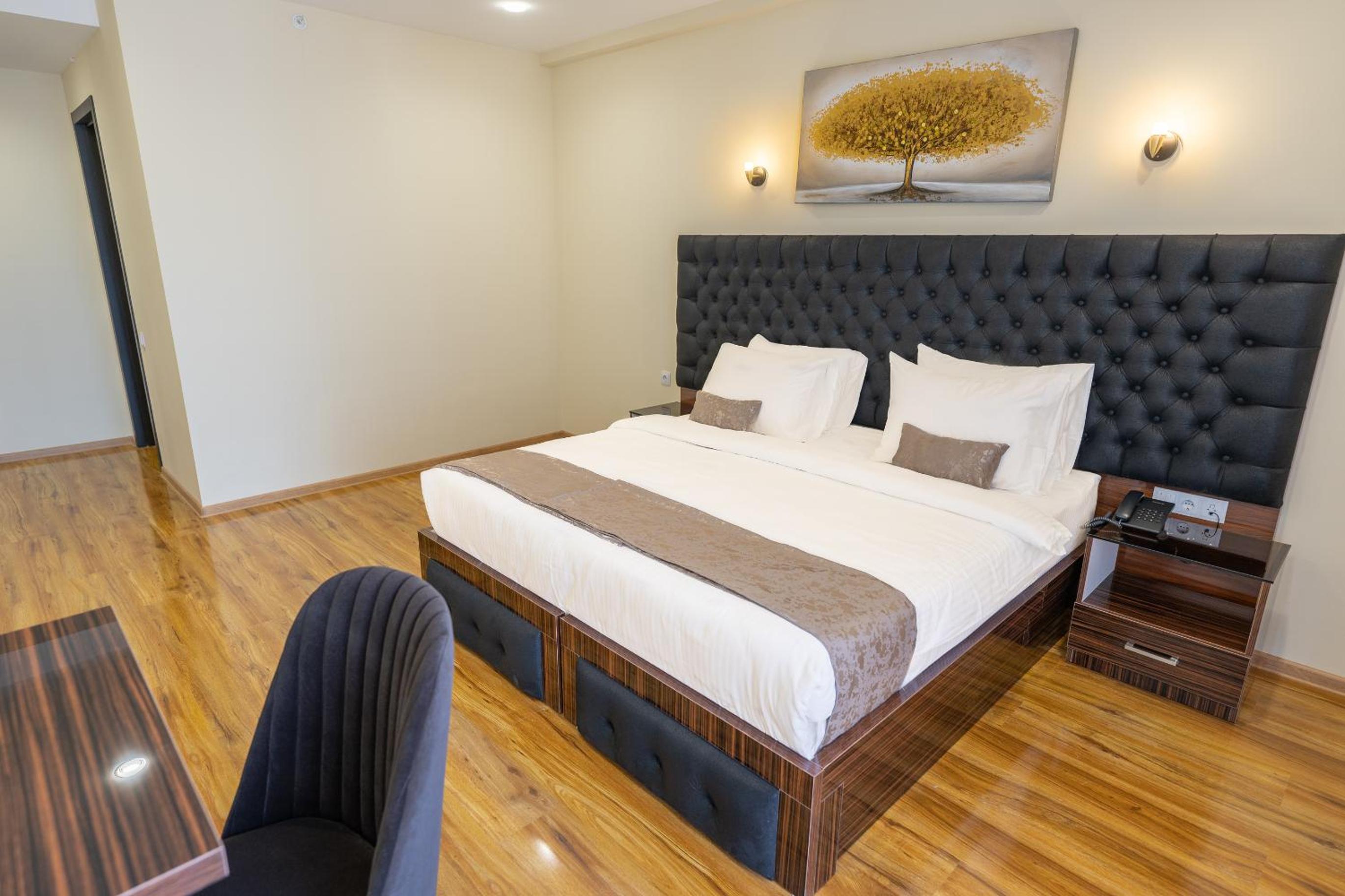 Deluxe Double or Twin Room with City View - Photo 4