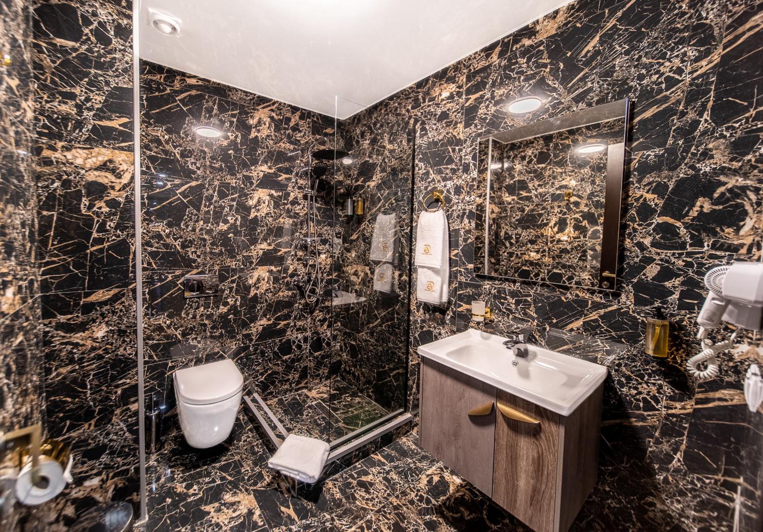 Deluxe Double or Twin Room with City View - Photo 3