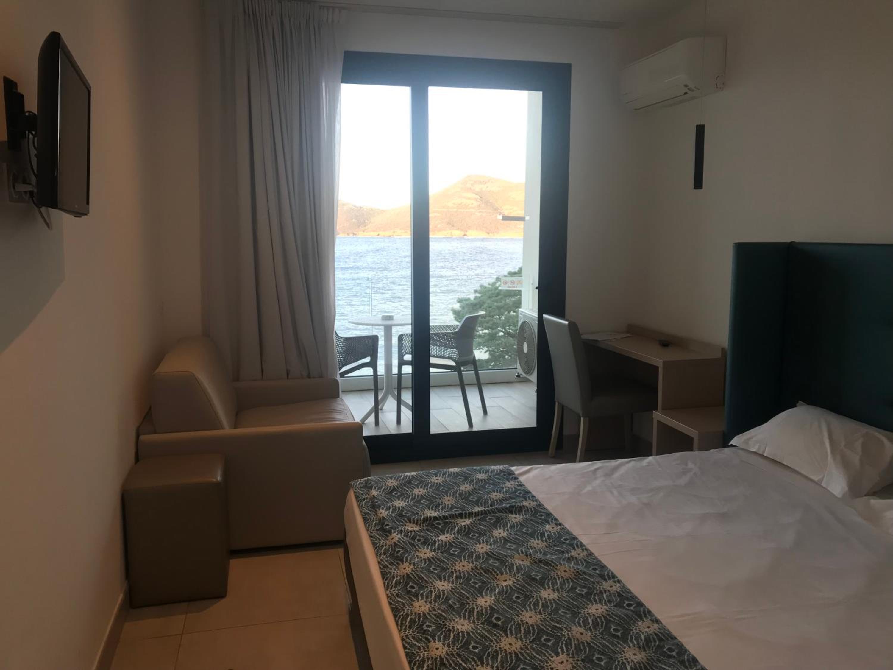 Superior Triple Room with Sea View - Photo 4