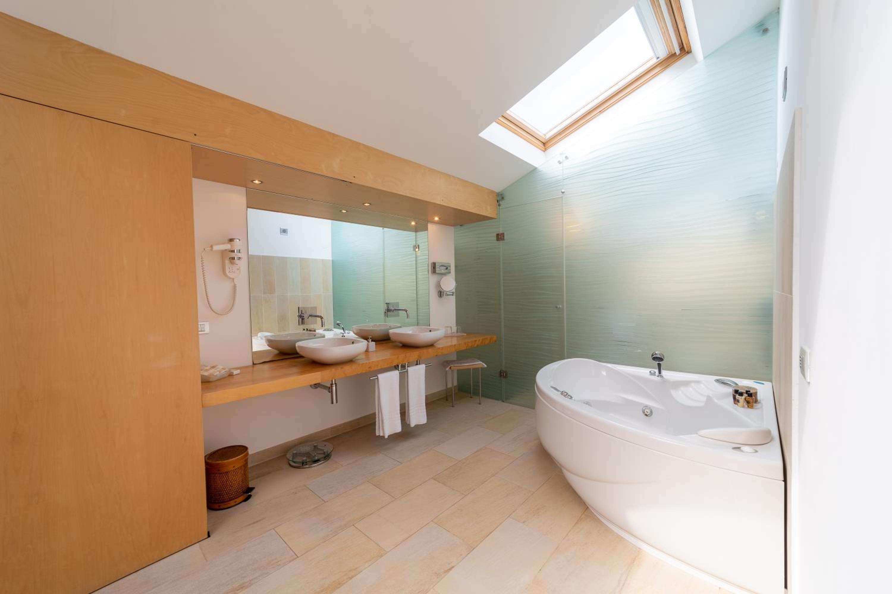 Executive Suite - Photo 11