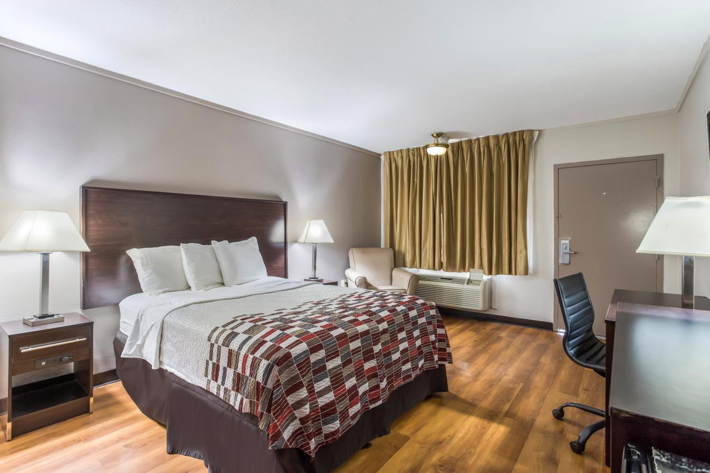 Deluxe Queen Room - Disability Access/Smoking photo 1