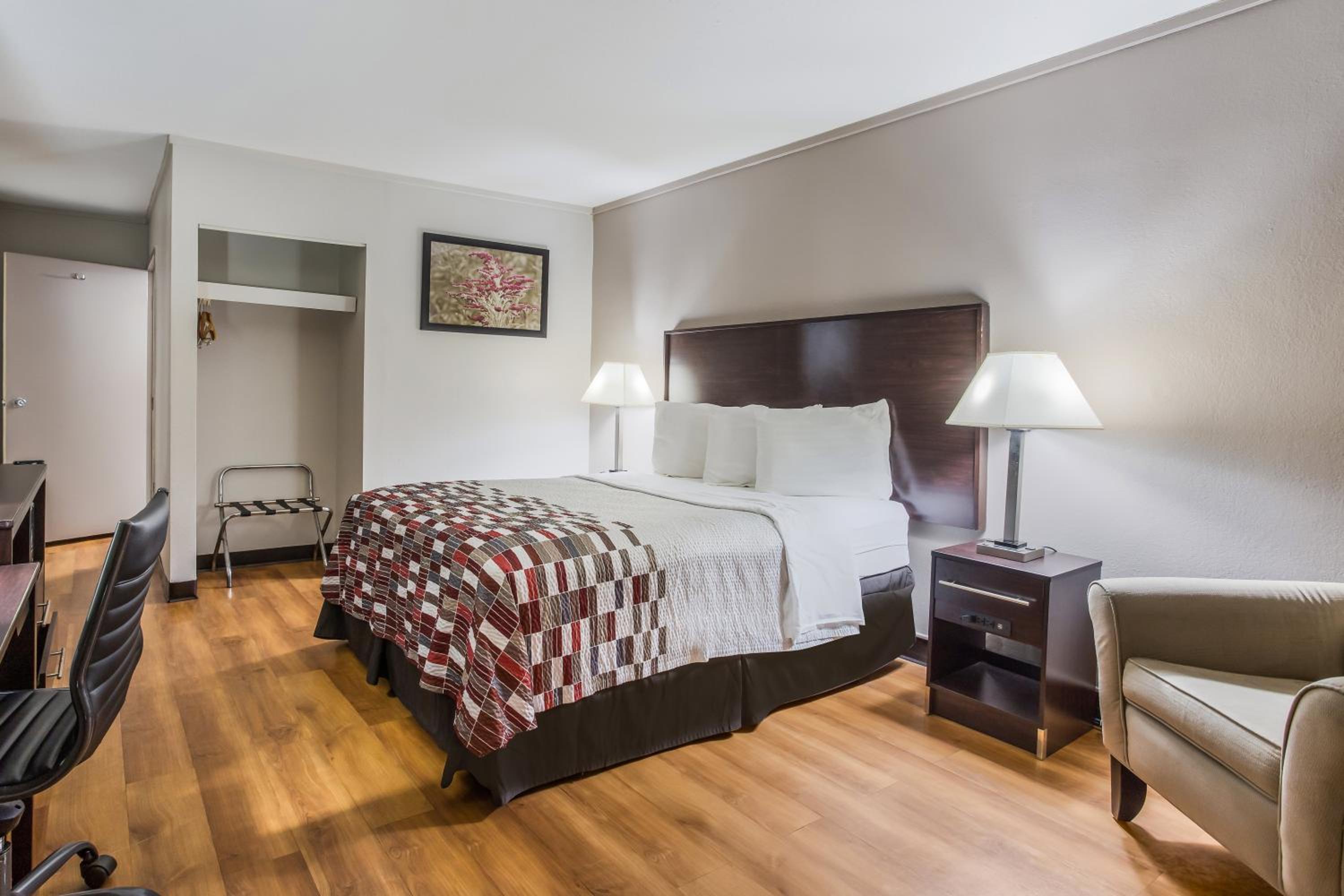 Deluxe Queen Room - Disability Access/Smoking photo 2