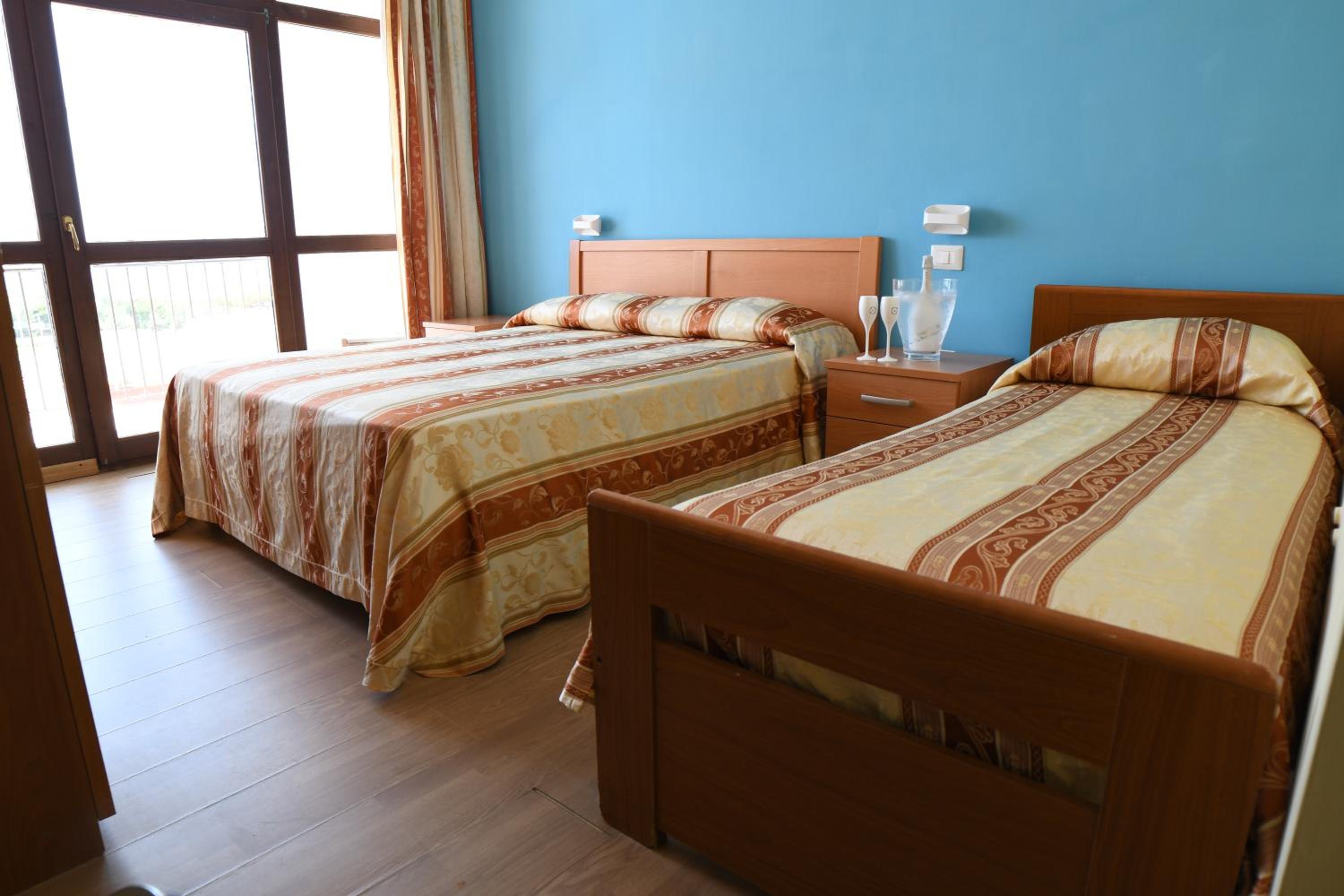 Economy Triple Room photo 3