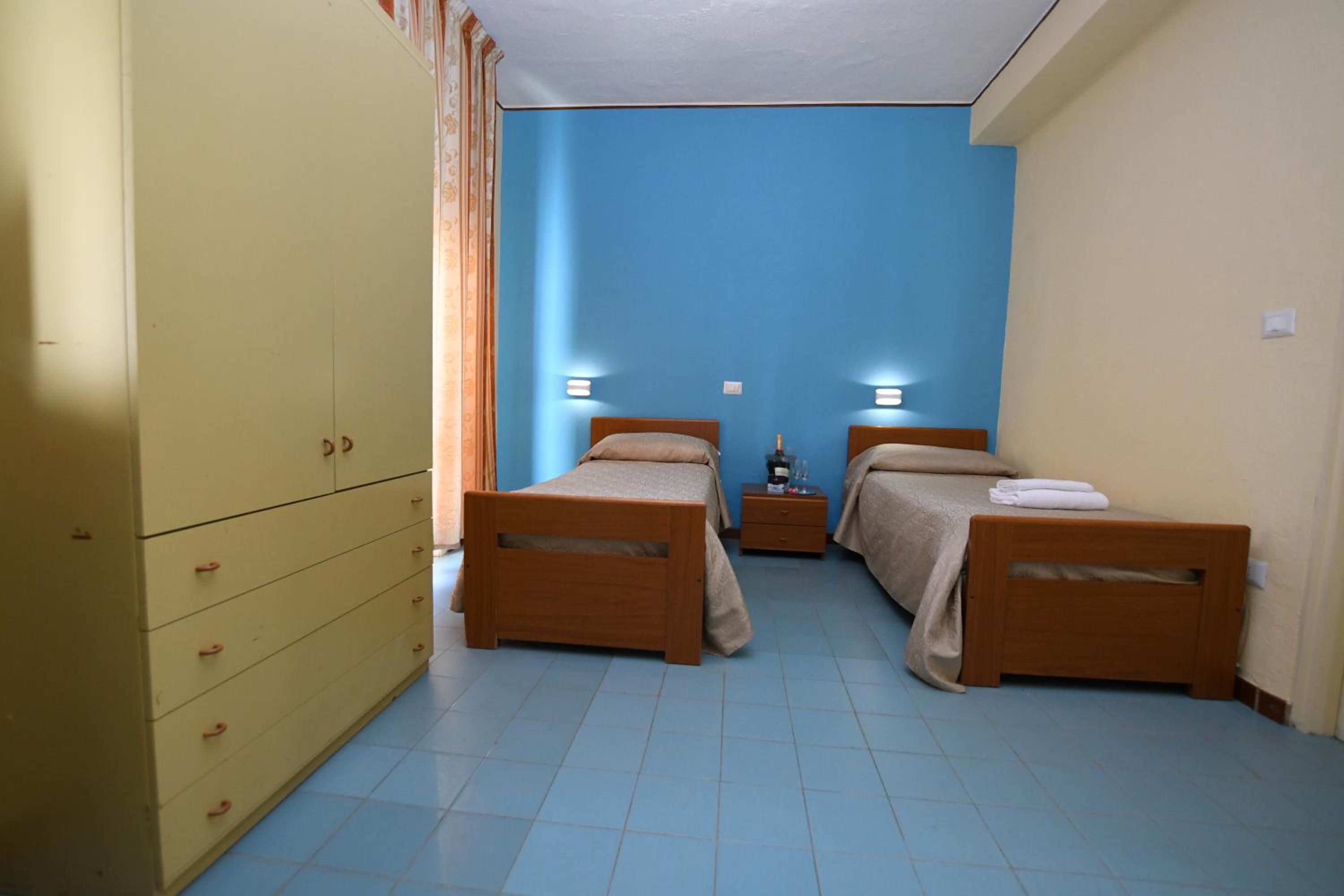 Twin Room - Photo 2
