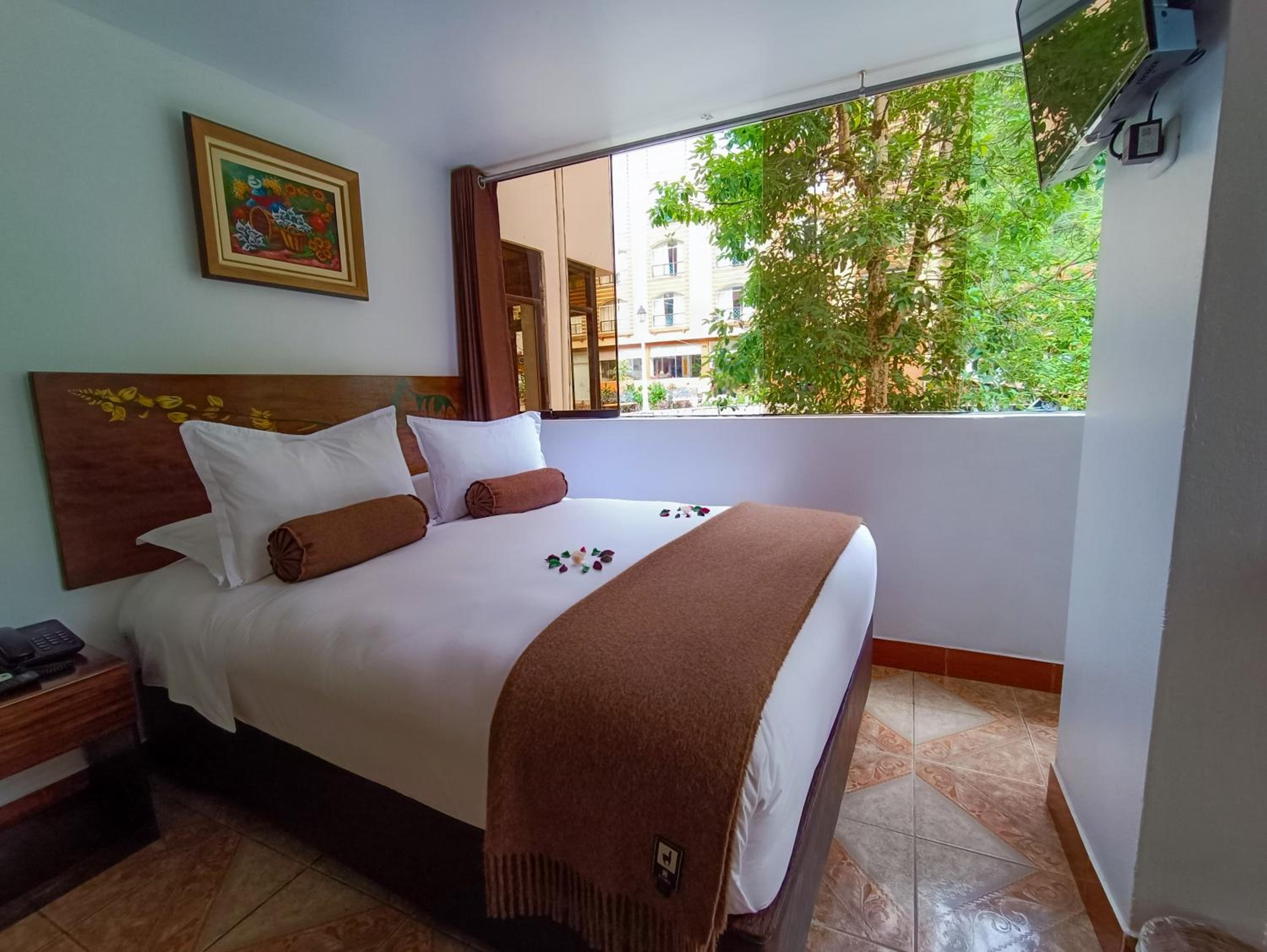 Double Room with Private Bathroom - Photo 13
