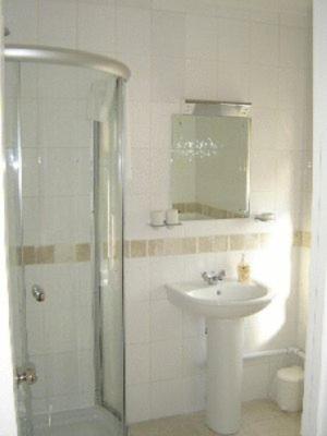 Double or Twin Room - Photo 4