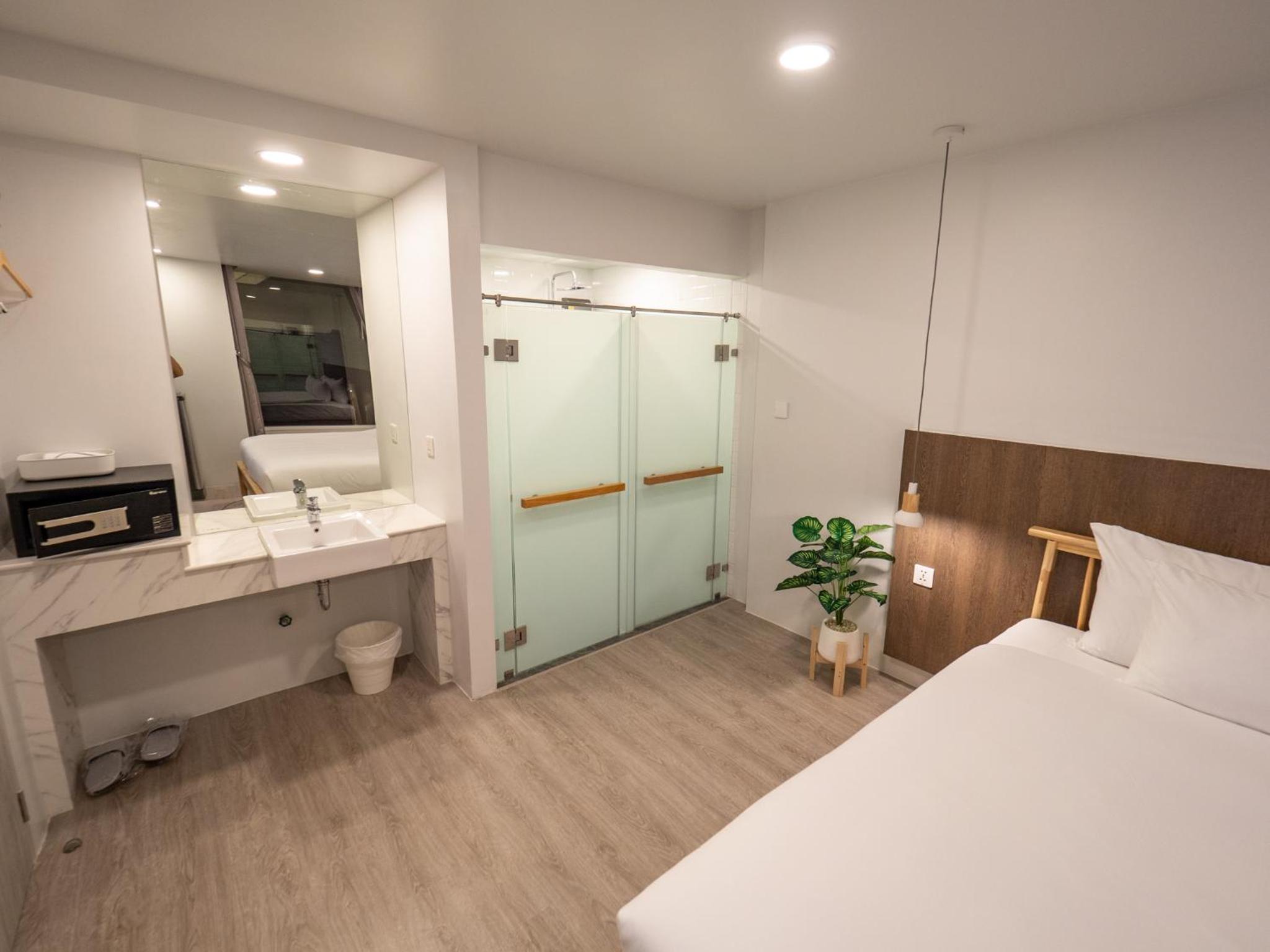 Deluxe King Room photo 3