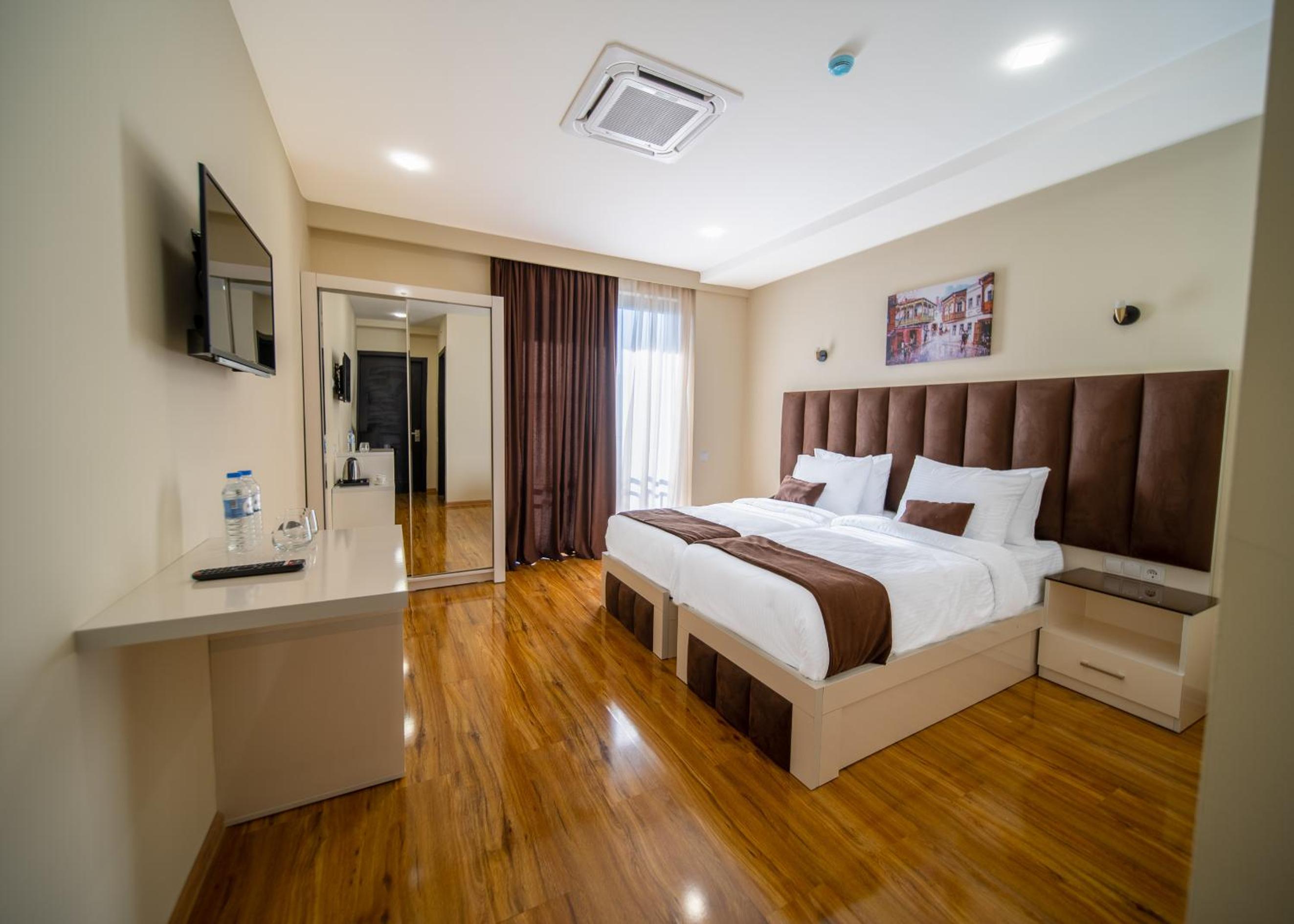 Superior Double or Twin Room with City View - Photo 4