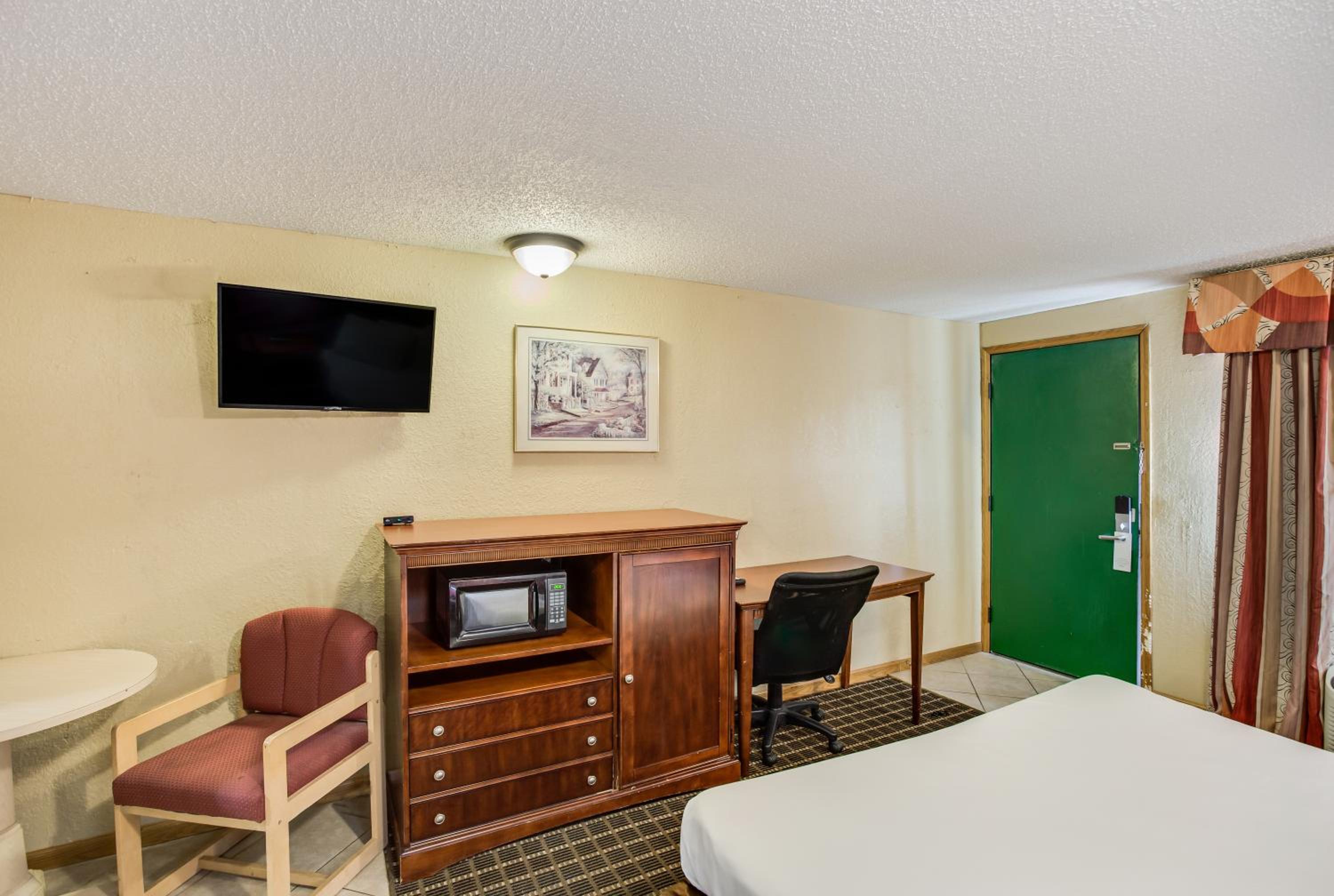 King Suite with Whirlpool - Non-Smoking - Photo 4