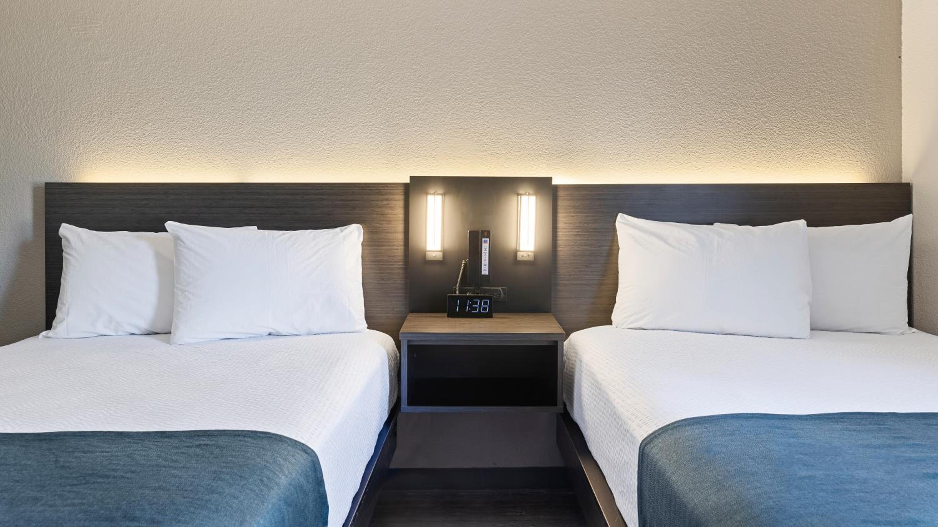 Quadruple Room - Non-Smoking photo 3