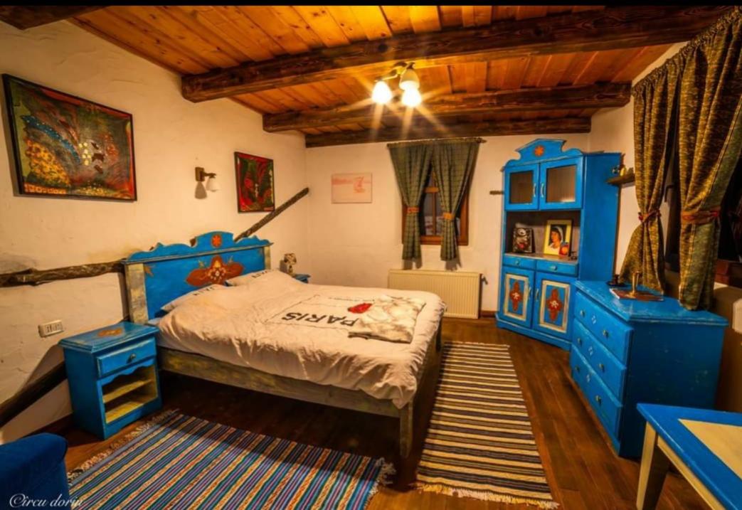 Five-Bedroom House photo 1