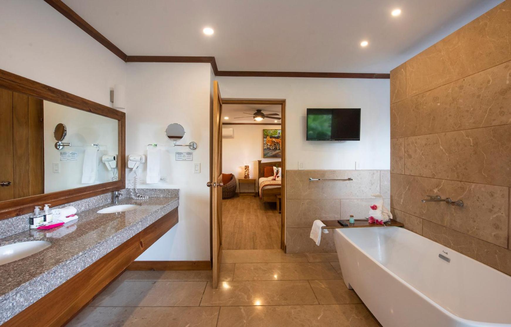 Suite - Photo 10