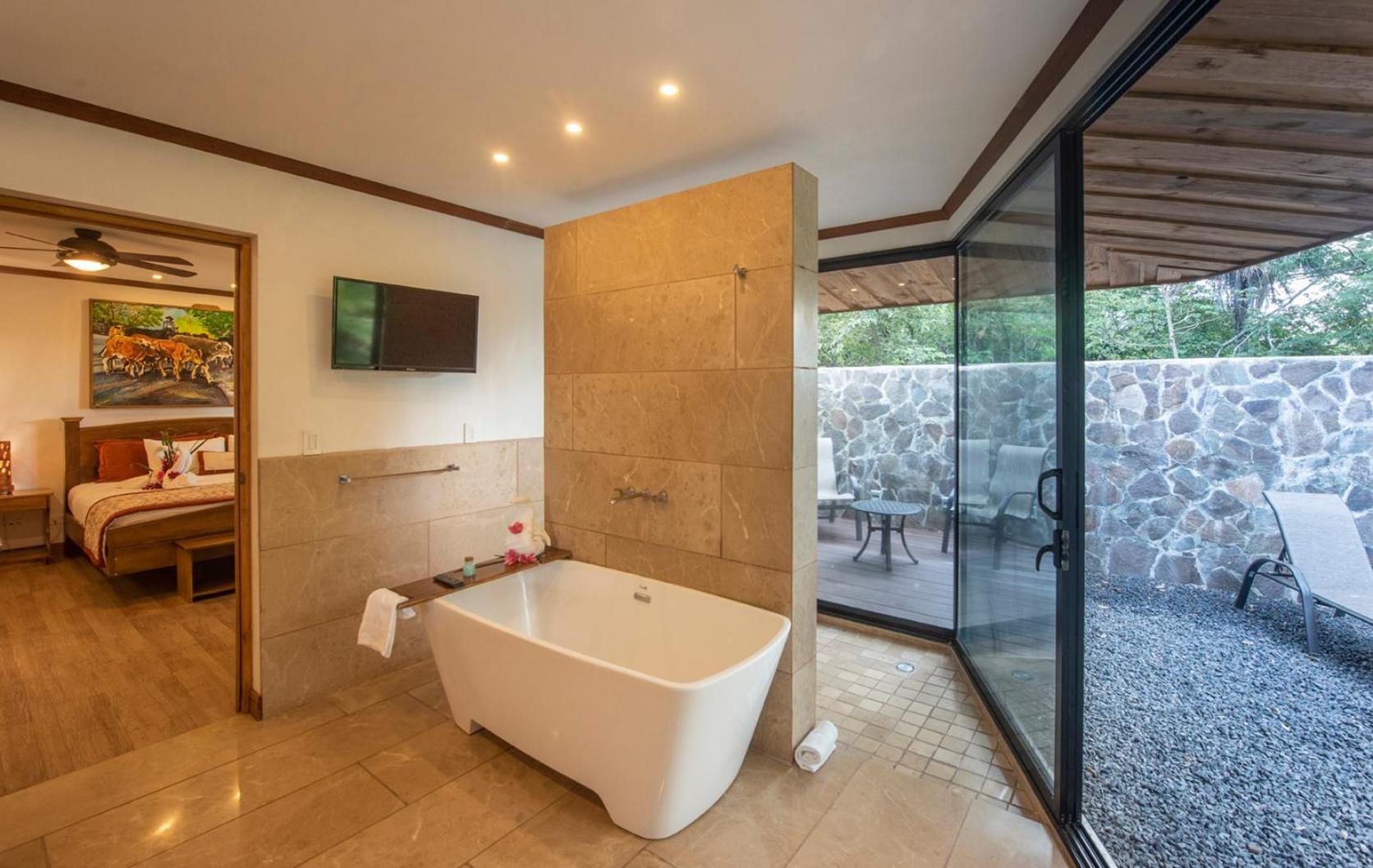 Suite - Photo 11