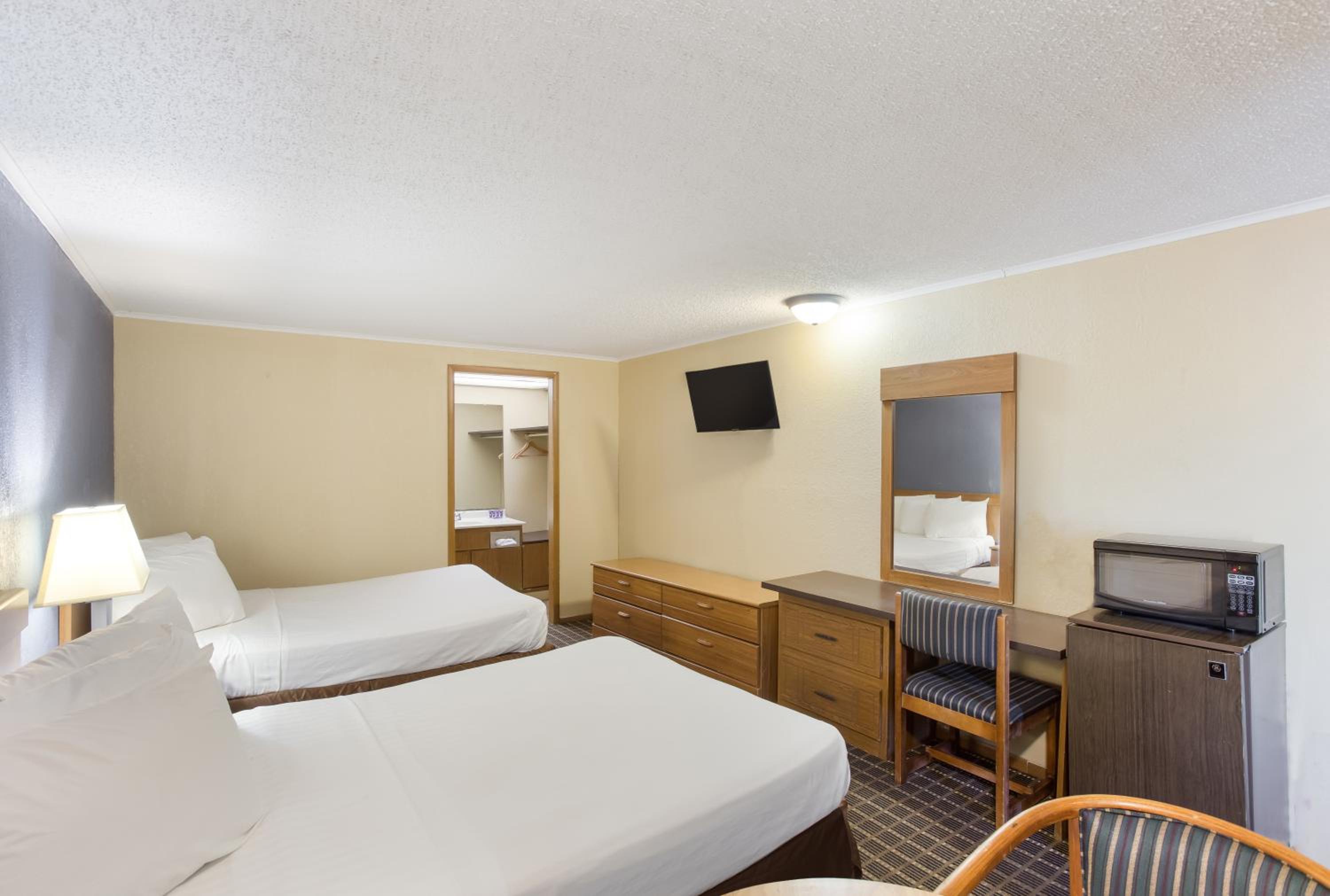Double Room with Two Double Beds - Smoking - Photo 2
