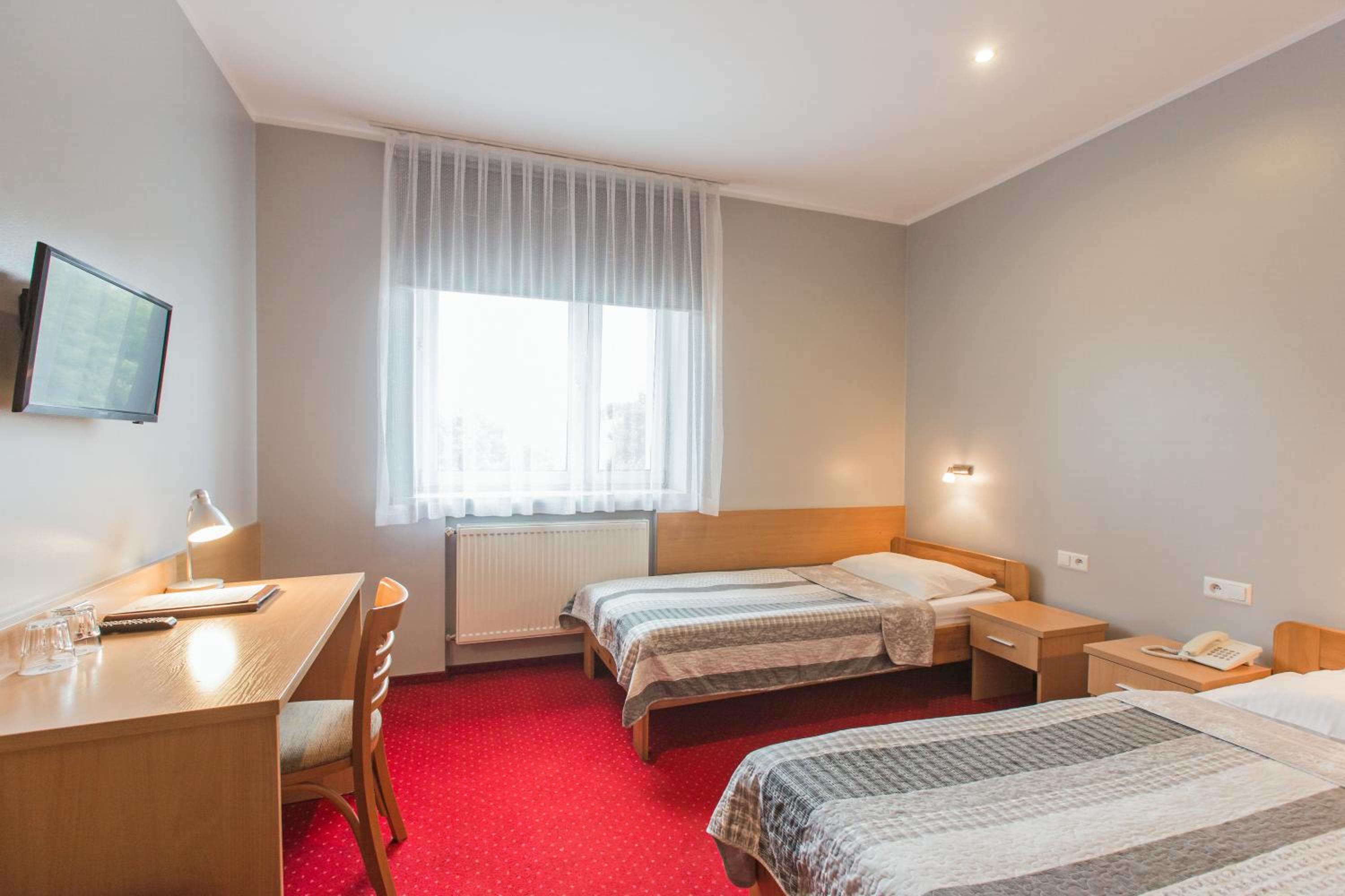 Standard Twin Room - Photo 4