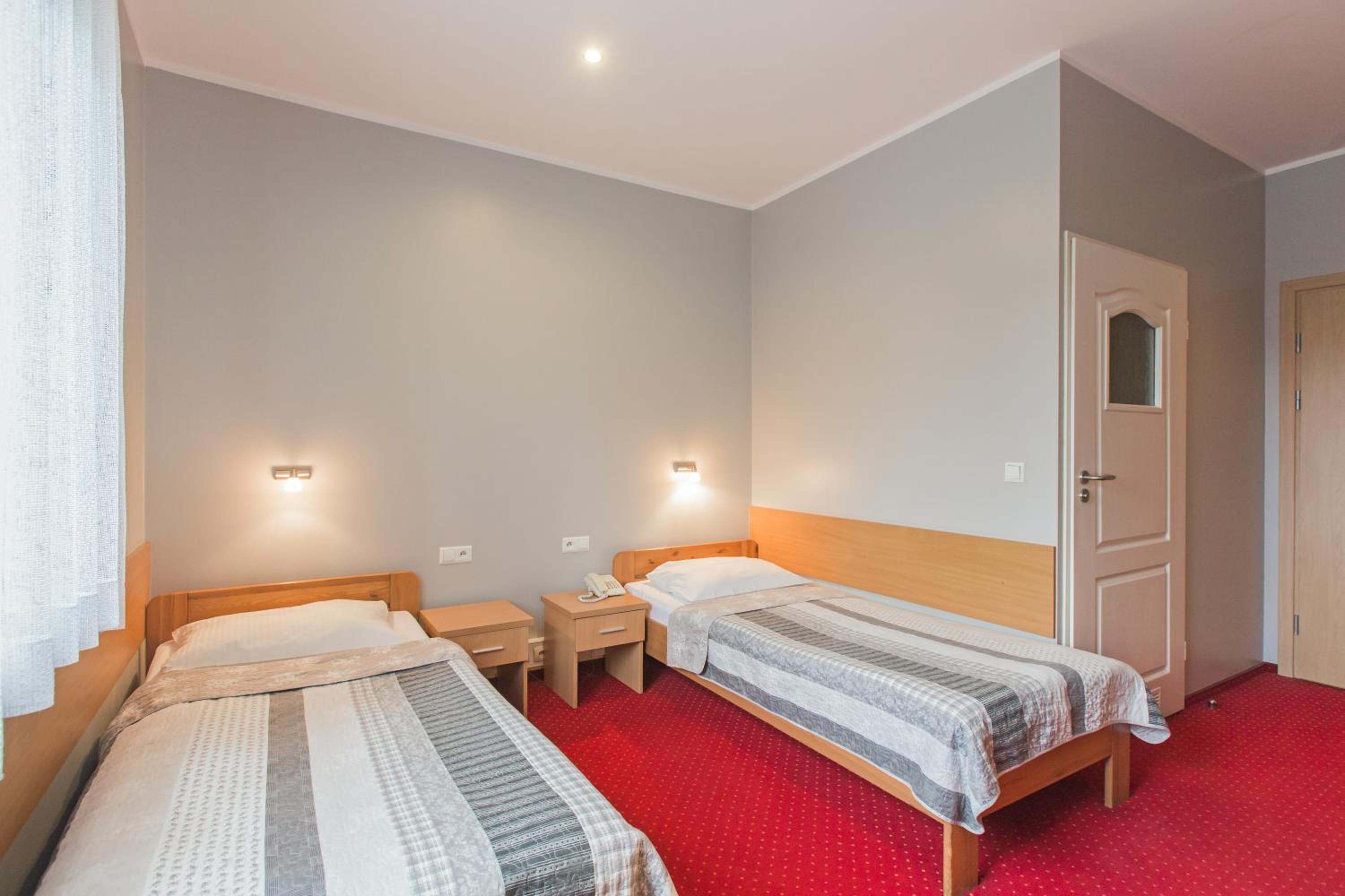 Standard Twin Room - Photo 3