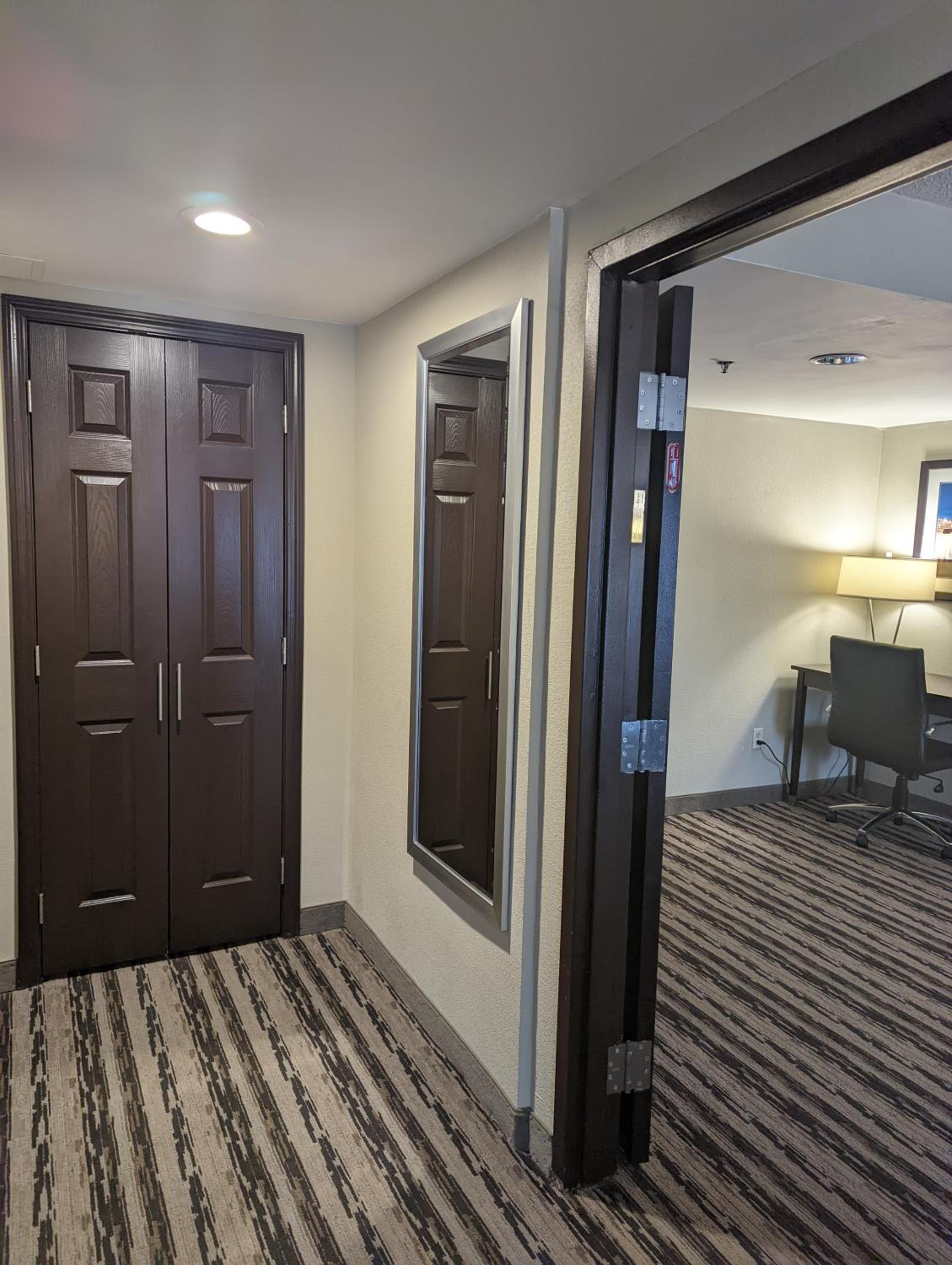 One-Bedroom King Suite - Photo 5