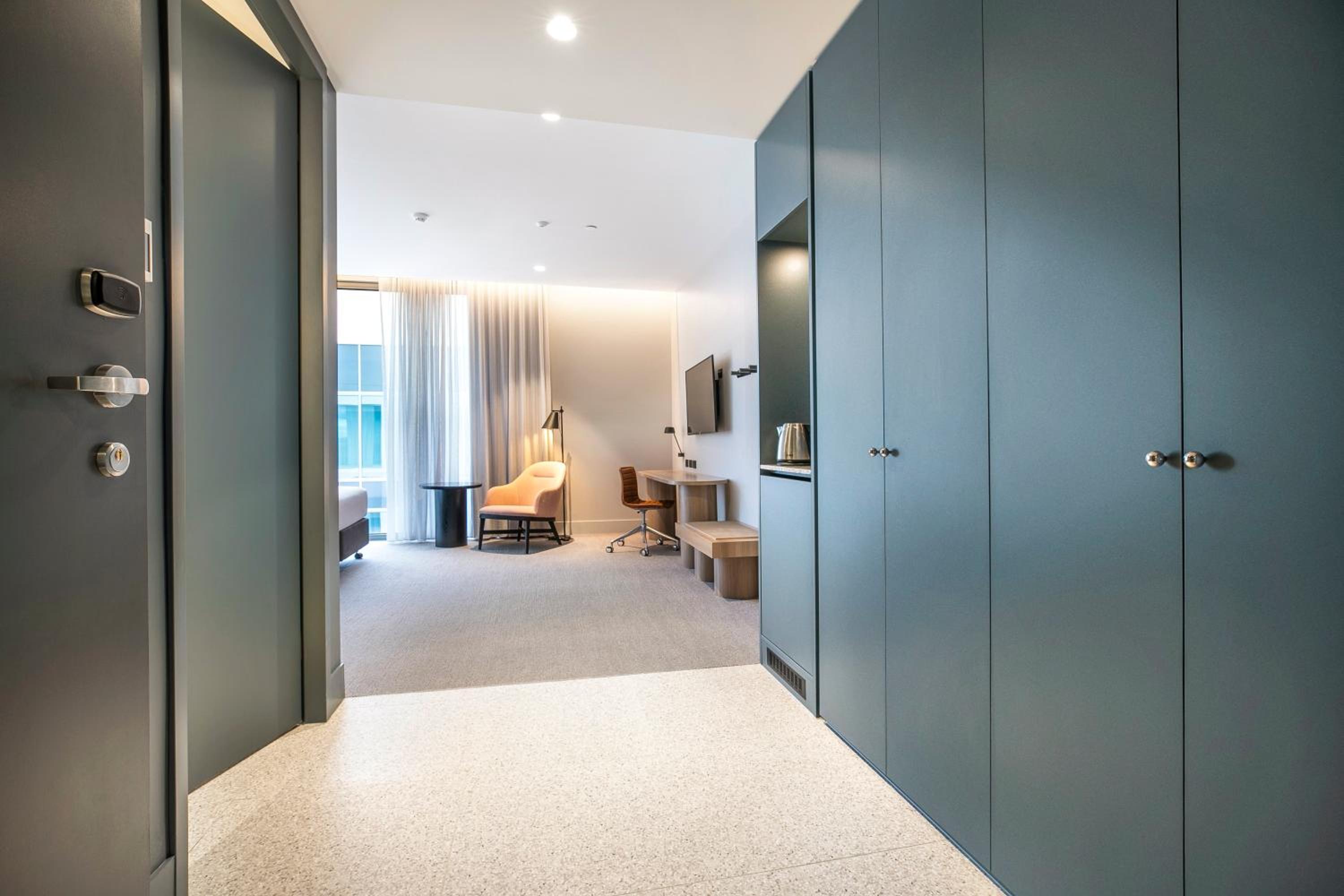 Standard King Room - Accessible - Photo 5
