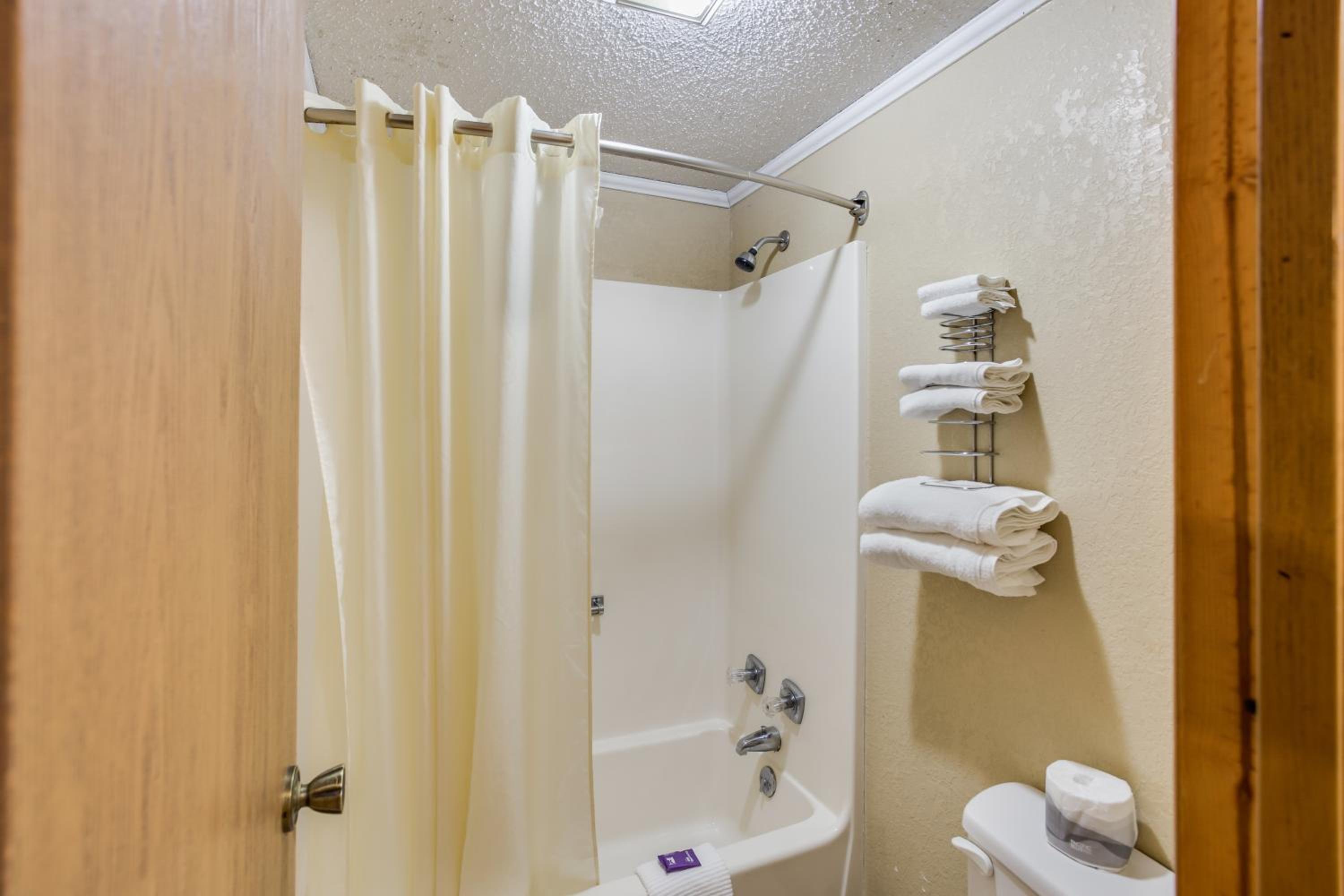 King Suite with Whirlpool - Non-Smoking - Photo 3
