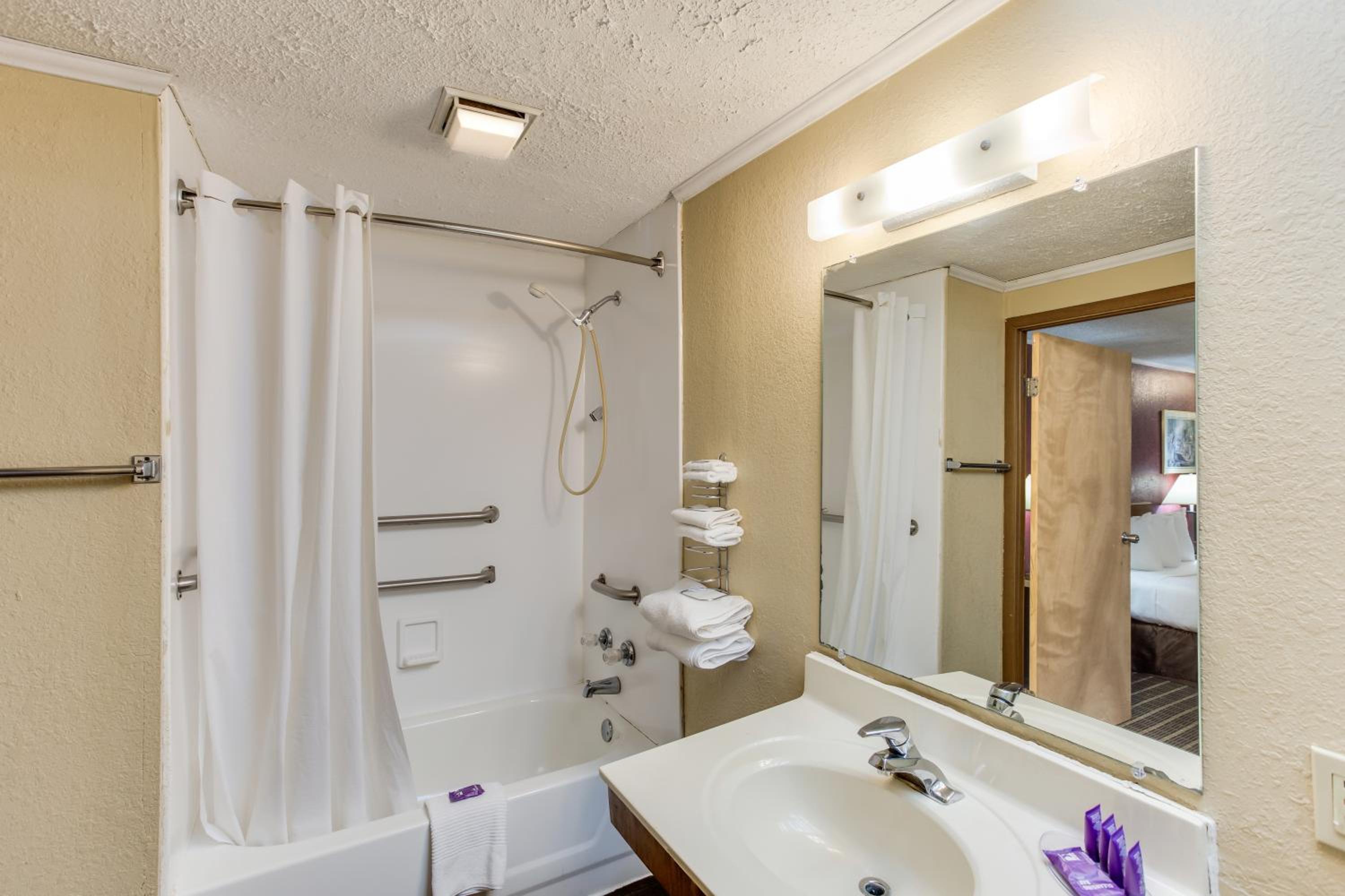 Queen Room - Disability Access/Non-Smoking - Photo 3