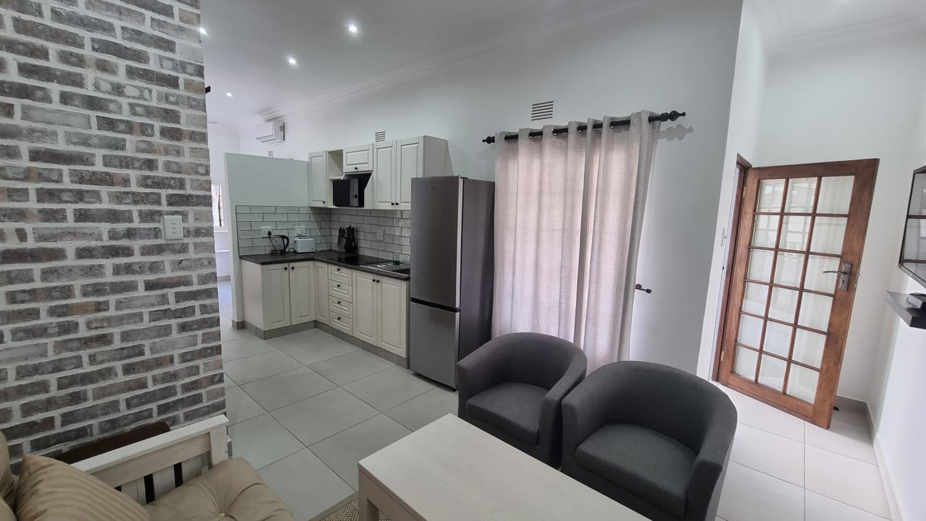 Apartment with Balcony - Photo 3